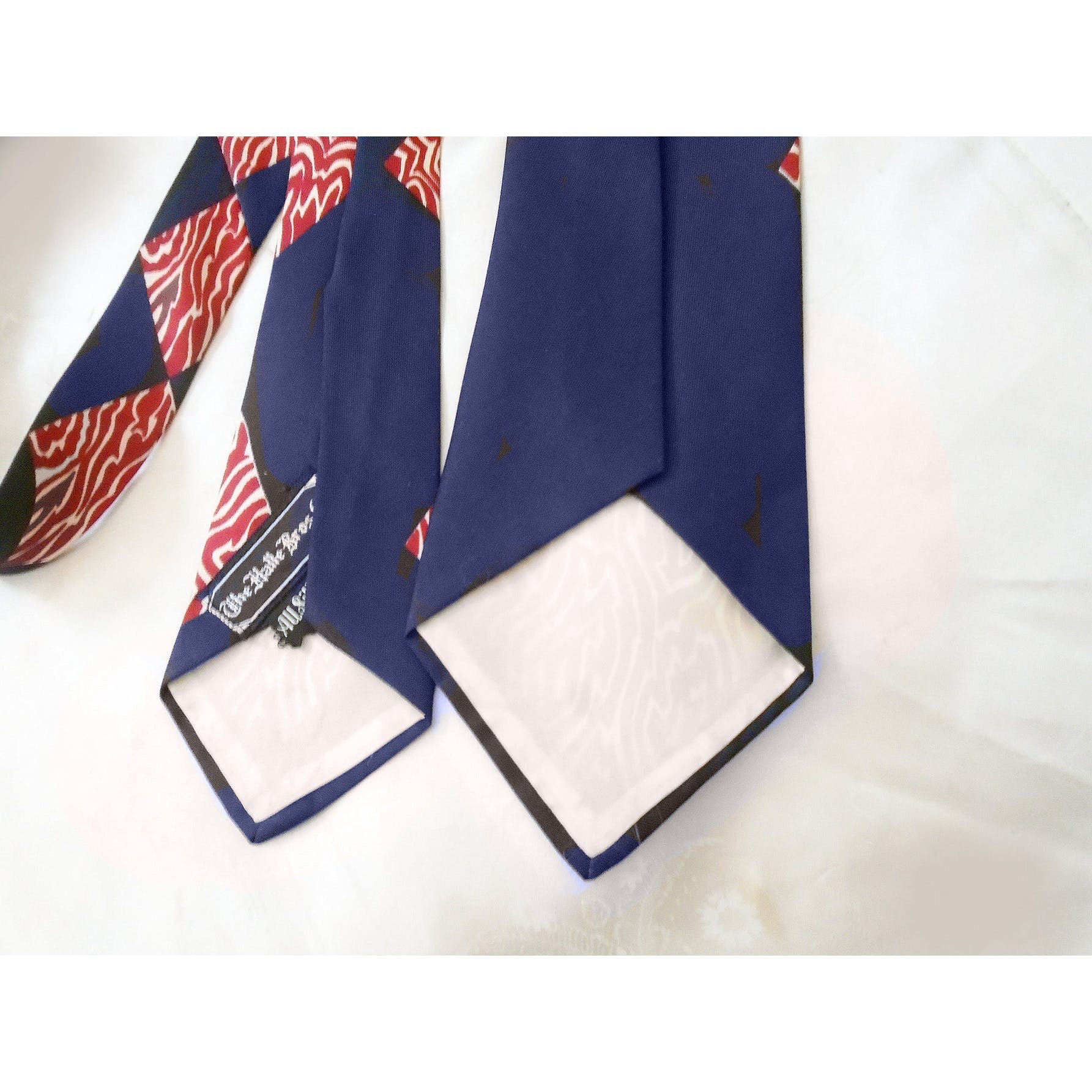 40s Silk Necktie Mid Width Tie With Funky Abstract By Halle Bros. - Image 2