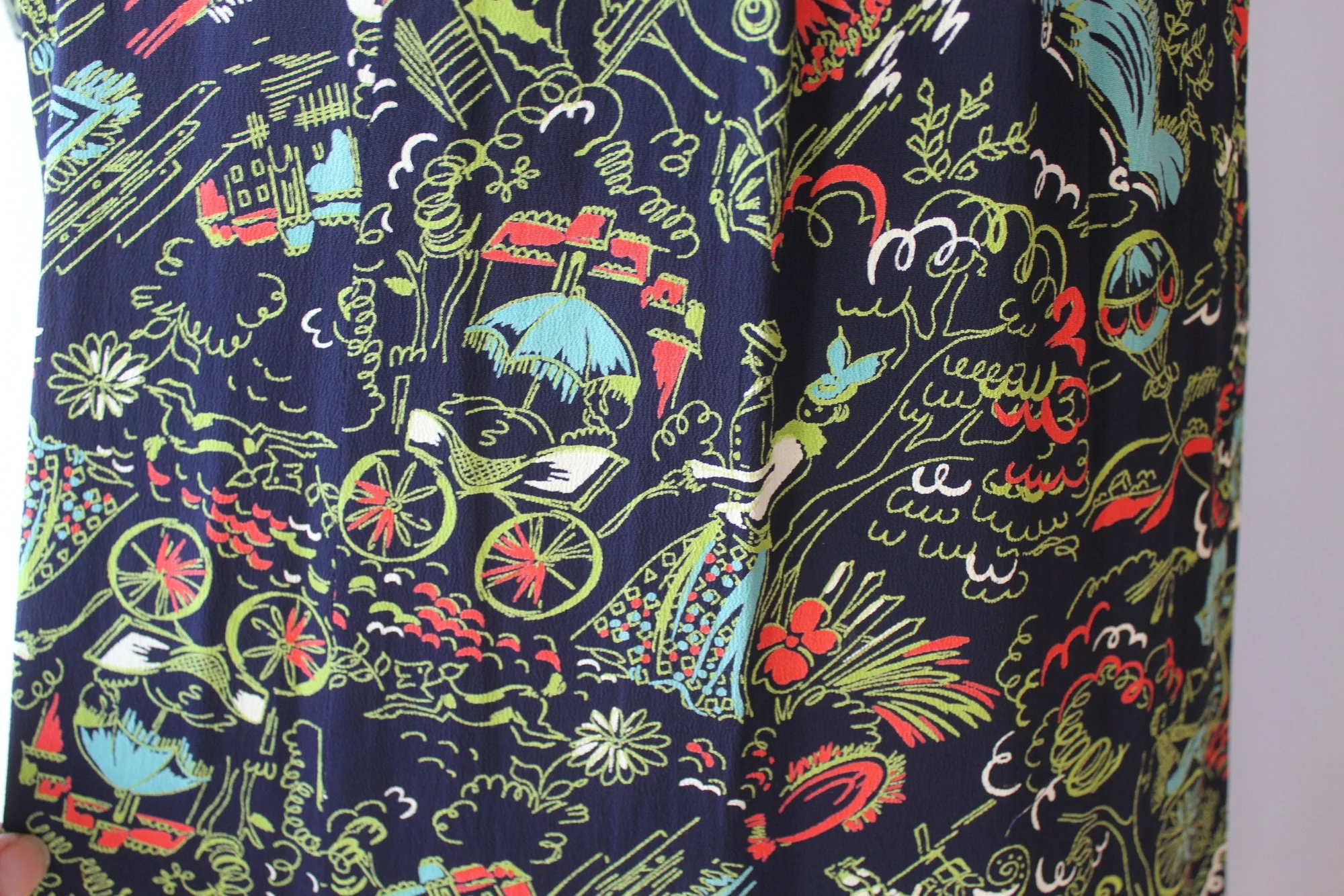 40s Vintage Novelty Print Rayon Dress Turn-of-the-Century Scene Mint Condition - Image 4