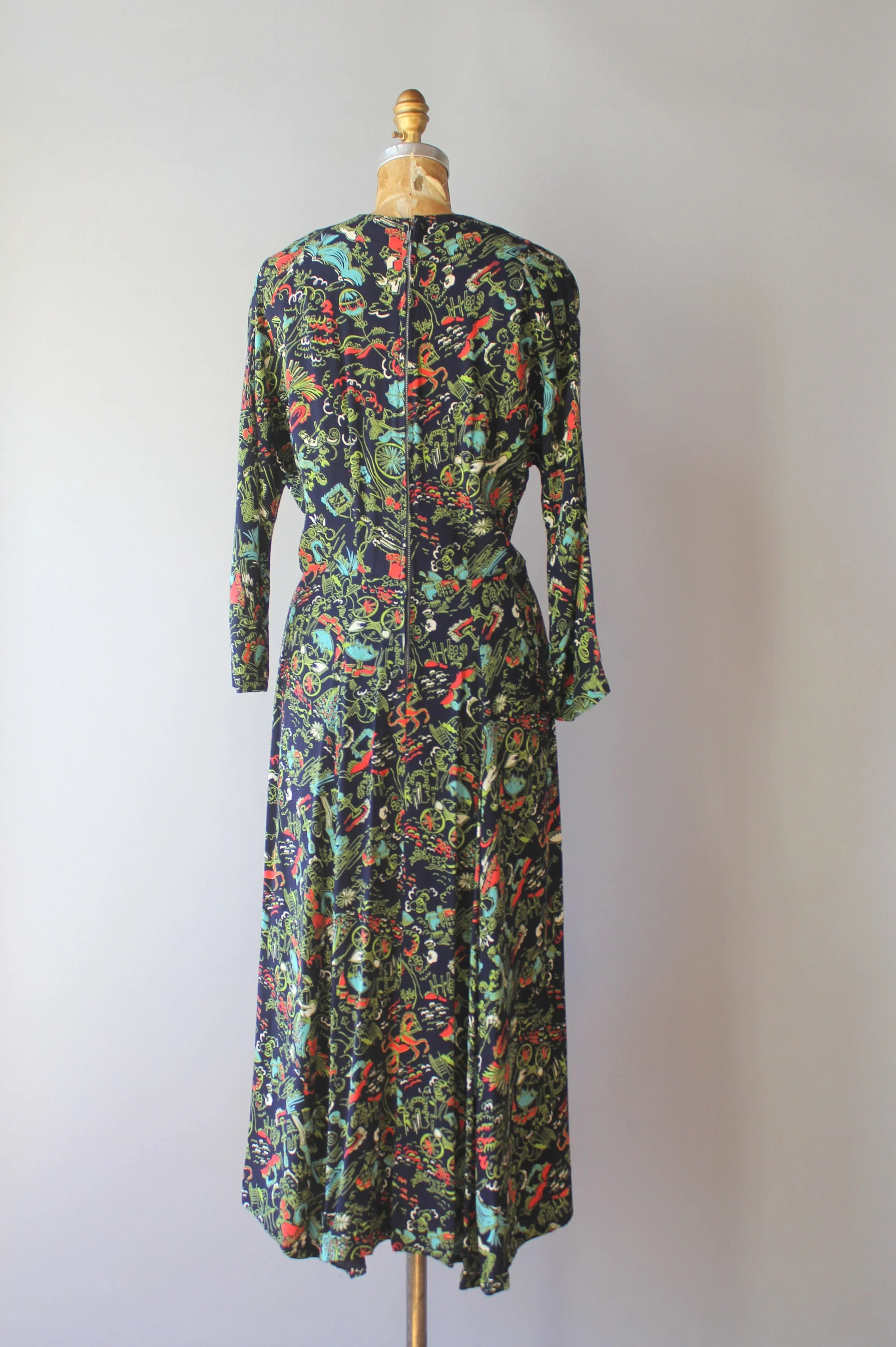 40s Vintage Novelty Print Rayon Dress Turn-of-the-Century Scene Mint Condition - Image 6