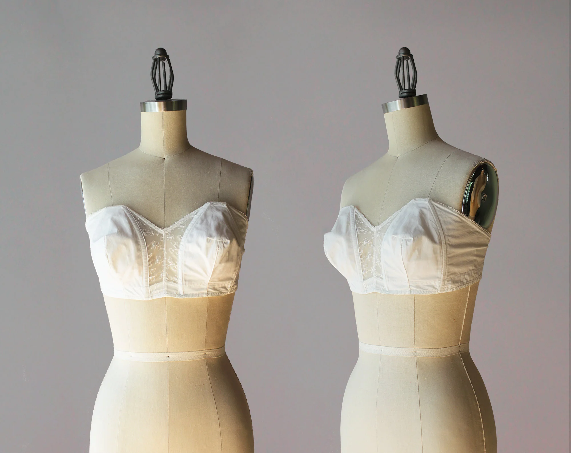 40s Vintage White Cotton Strapless Boned Bullet Bra by Lovable - Image 2