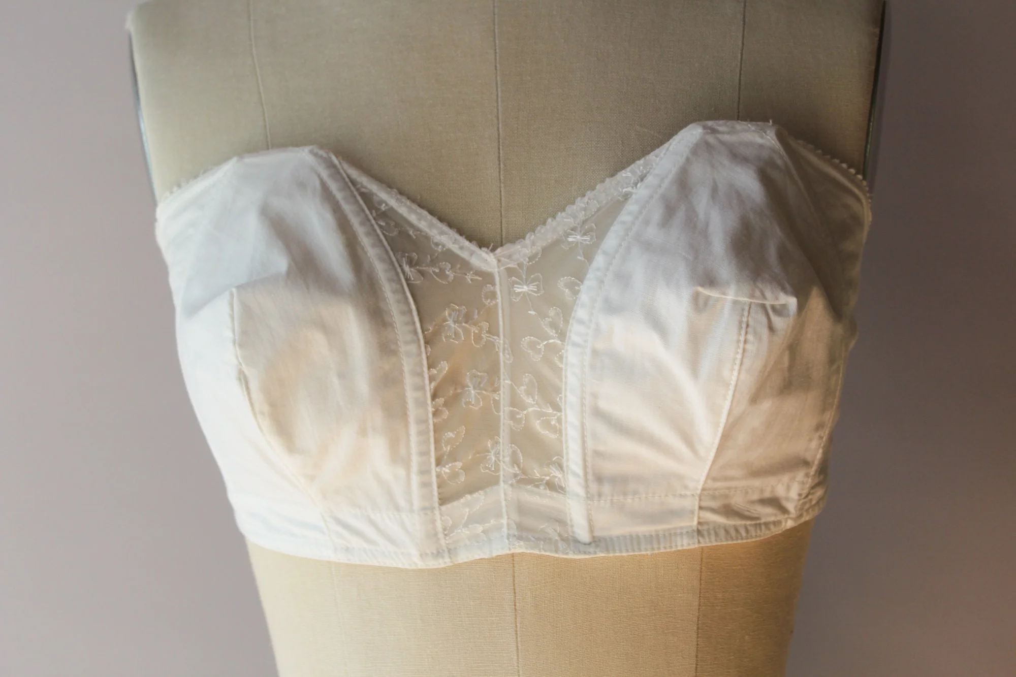 40s Vintage White Cotton Strapless Boned Bullet Bra by Lovable - Image 3