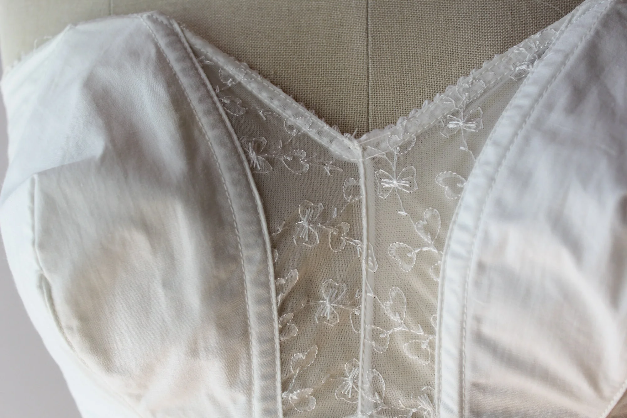 40s Vintage White Cotton Strapless Boned Bullet Bra by Lovable - Image 5