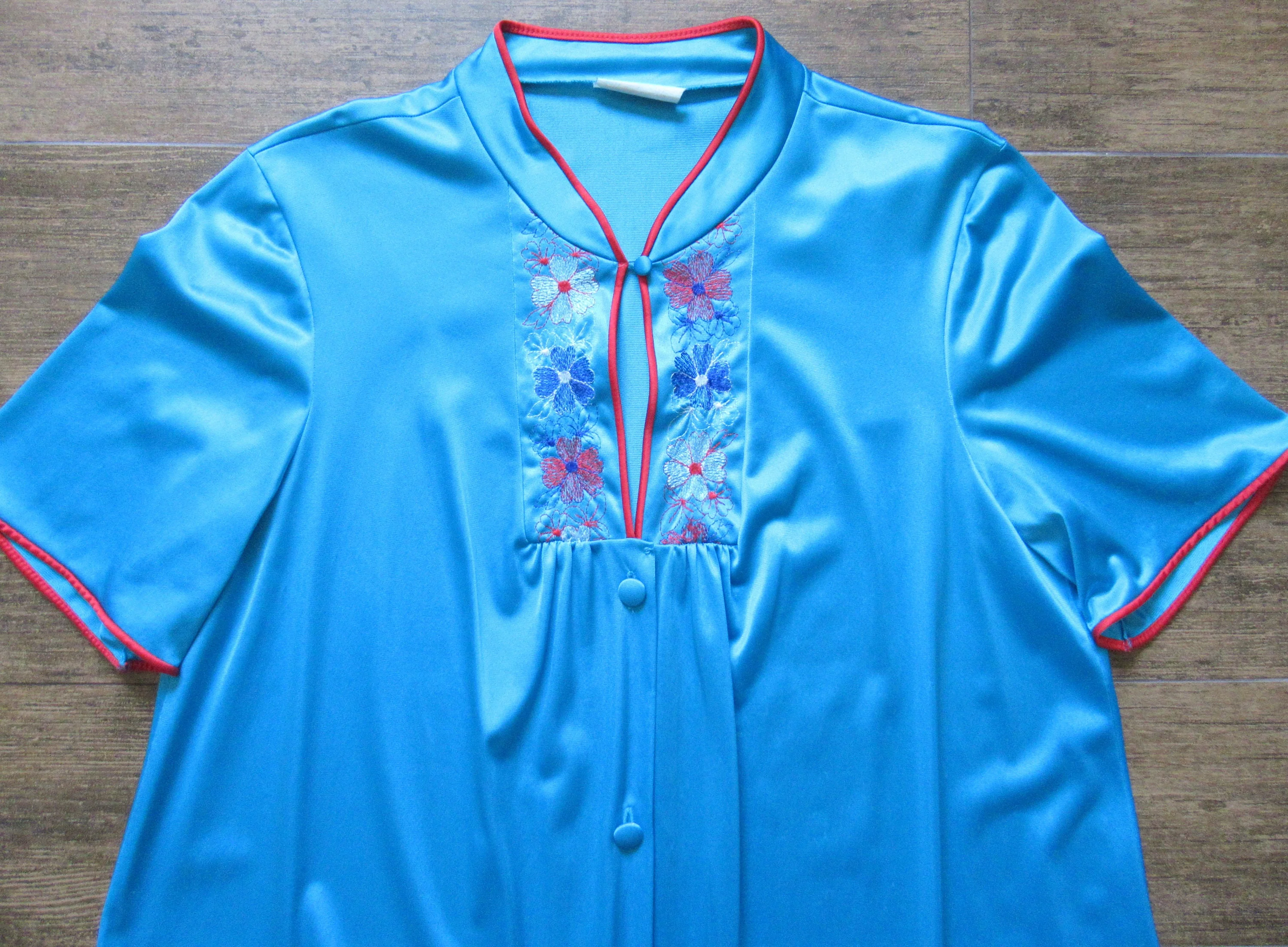 42 Bust Nylon Robe Mw Bright Teal Red Piping Trim Keyhole Floral Embroidery Bodice Band Collar Button Front Made In Usa Vtg - Image 8
