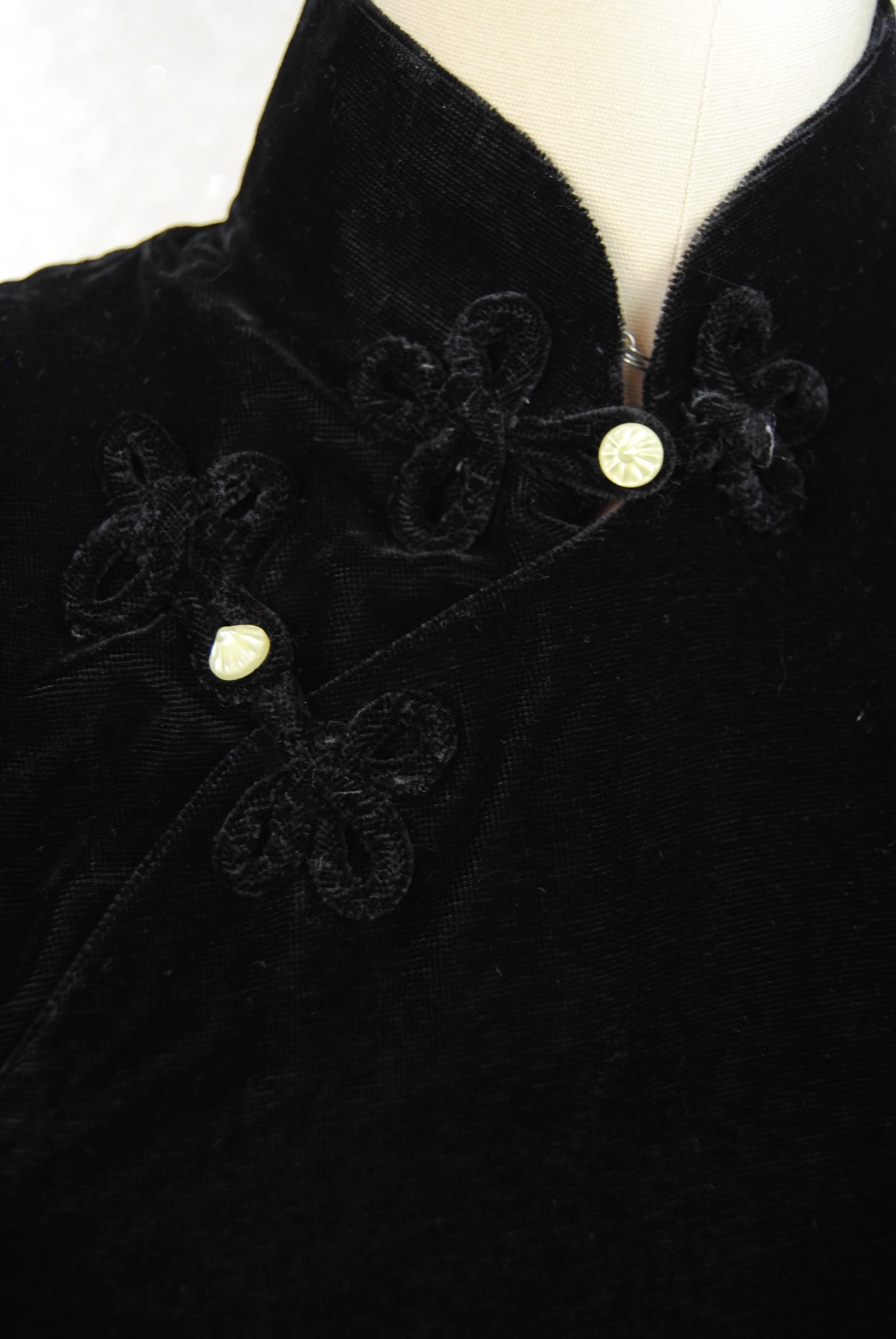50s/60s Black Velvet Dress With Mandarin Collar - Image 4