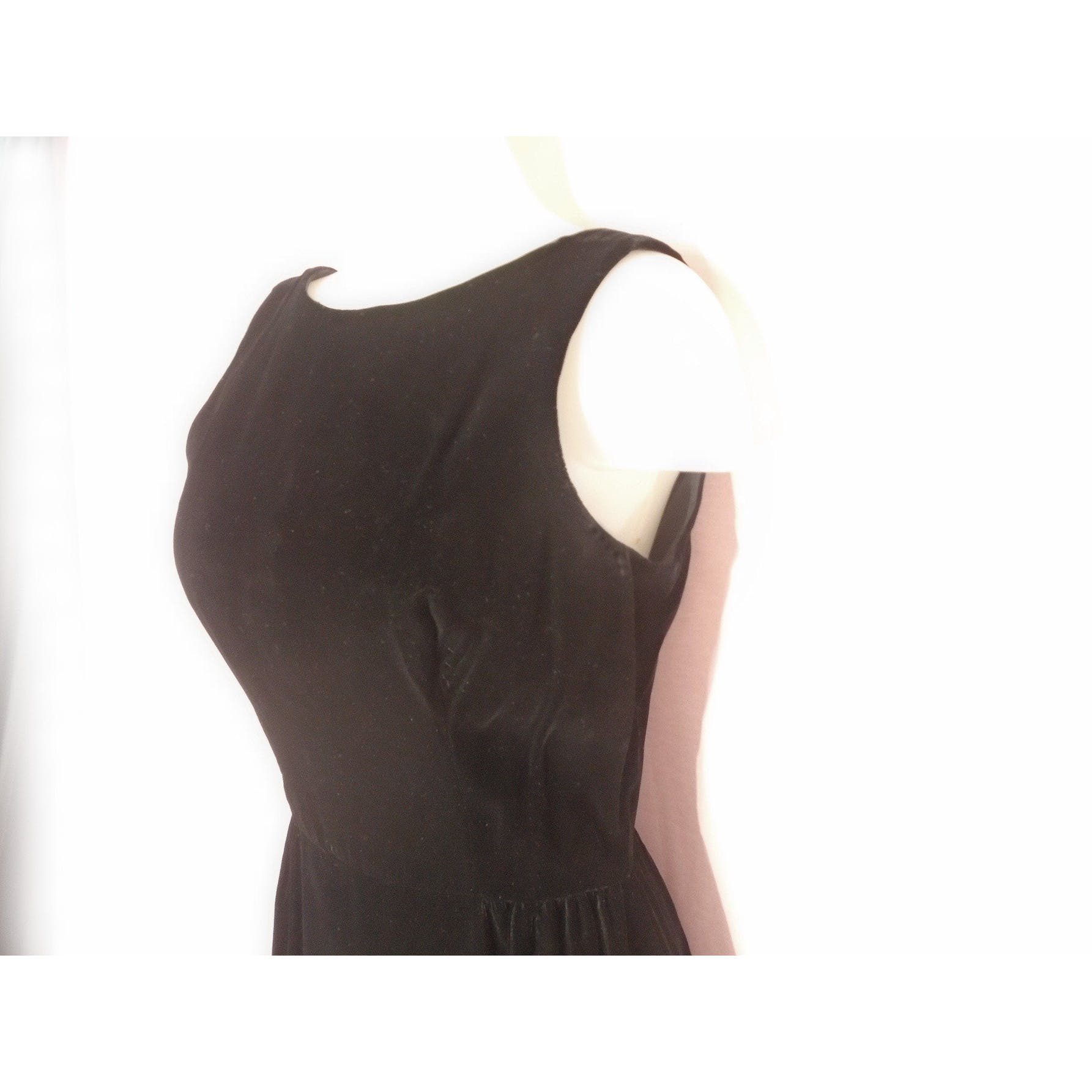 50s/60s Black Velvet Minimalist Sheath Dress Casino Lounge - Image 7