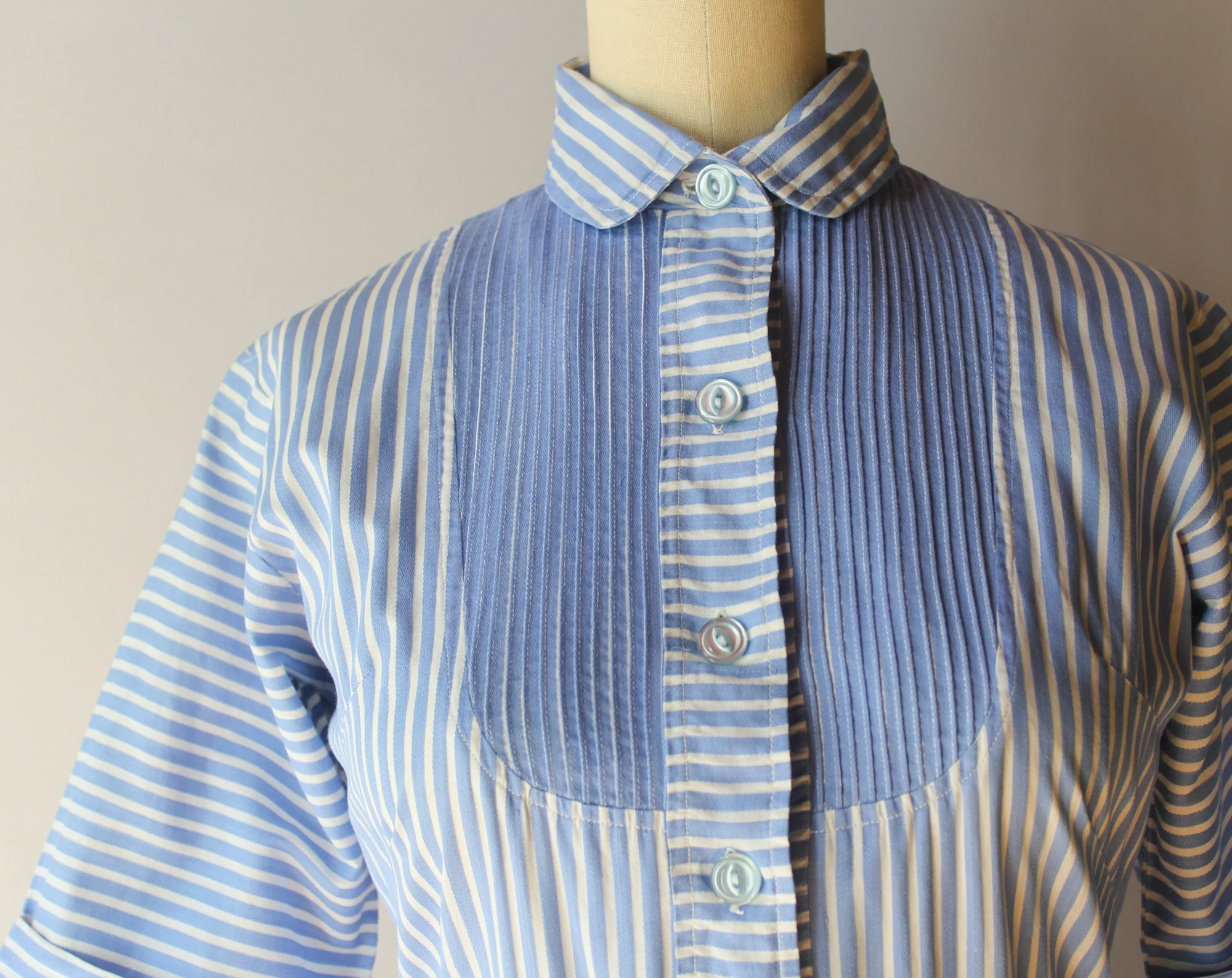 50s 60s Blue and White Pin Tucked Bib Hip Pocket Fitted Cotton Day Dress by Westbury Fashions - Image 2