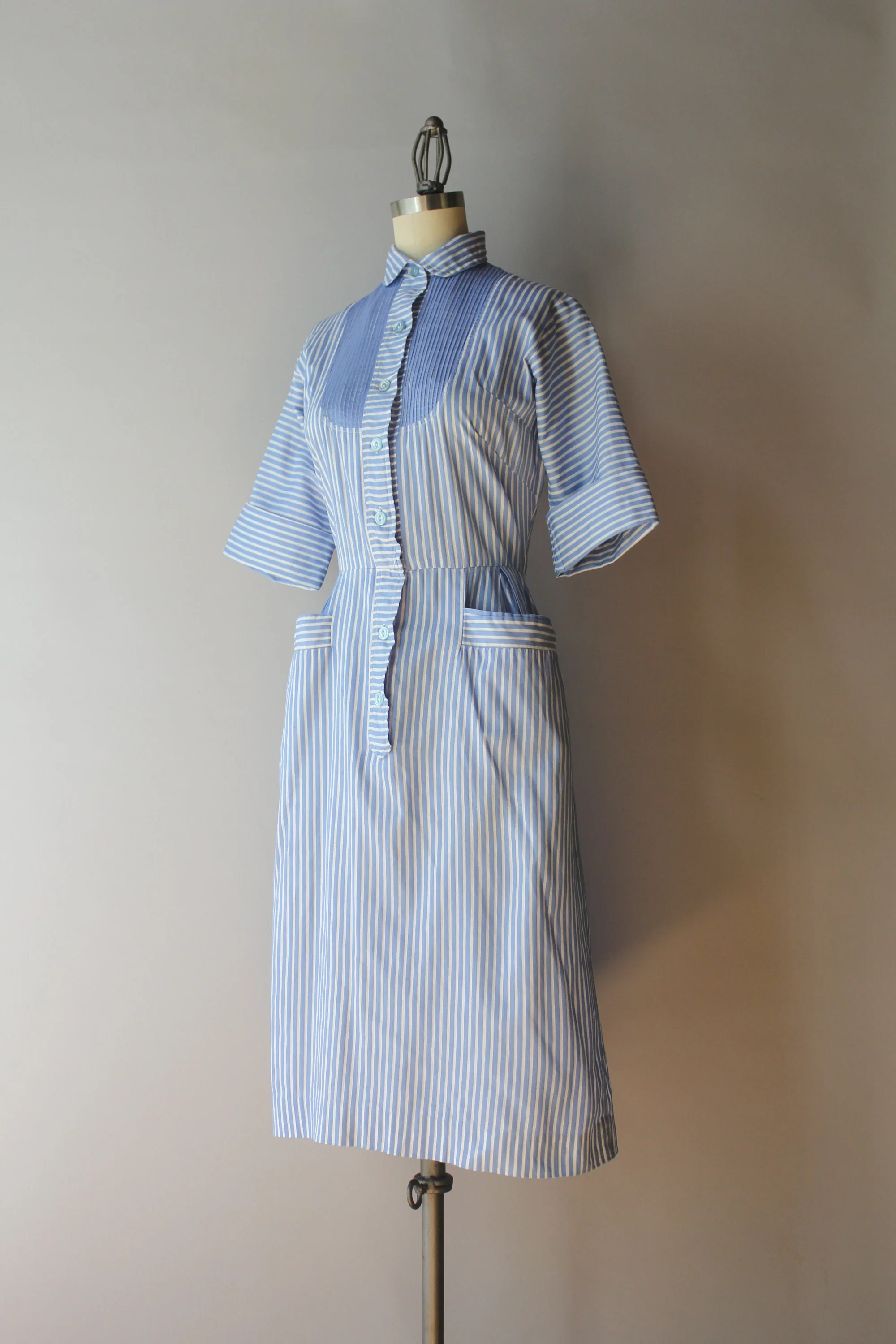 50s 60s Blue and White Pin Tucked Bib Hip Pocket Fitted Cotton Day Dress by Westbury Fashions - Image 4