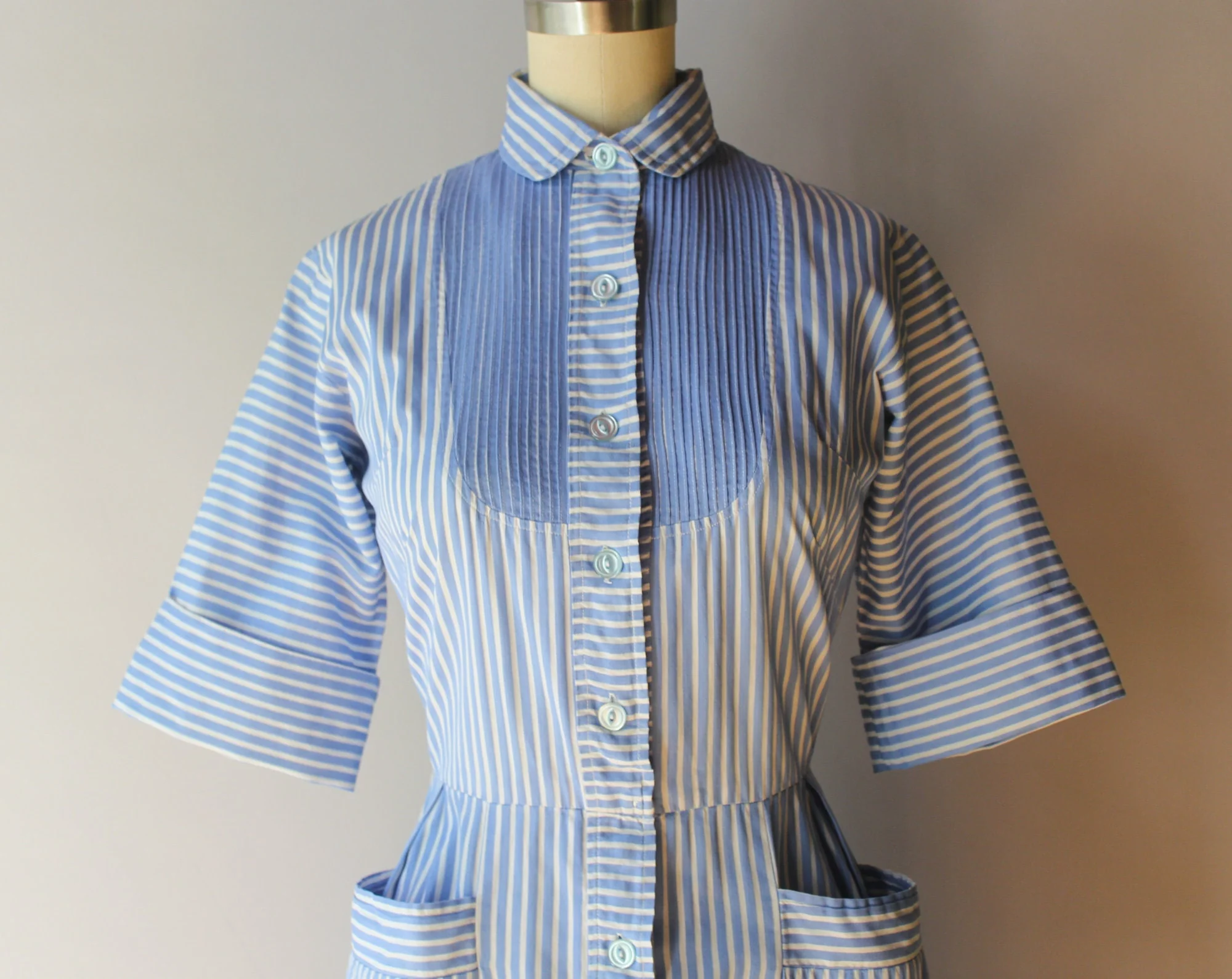 50s 60s Blue and White Pin Tucked Bib Hip Pocket Fitted Cotton Day Dress by Westbury Fashions - Image 5