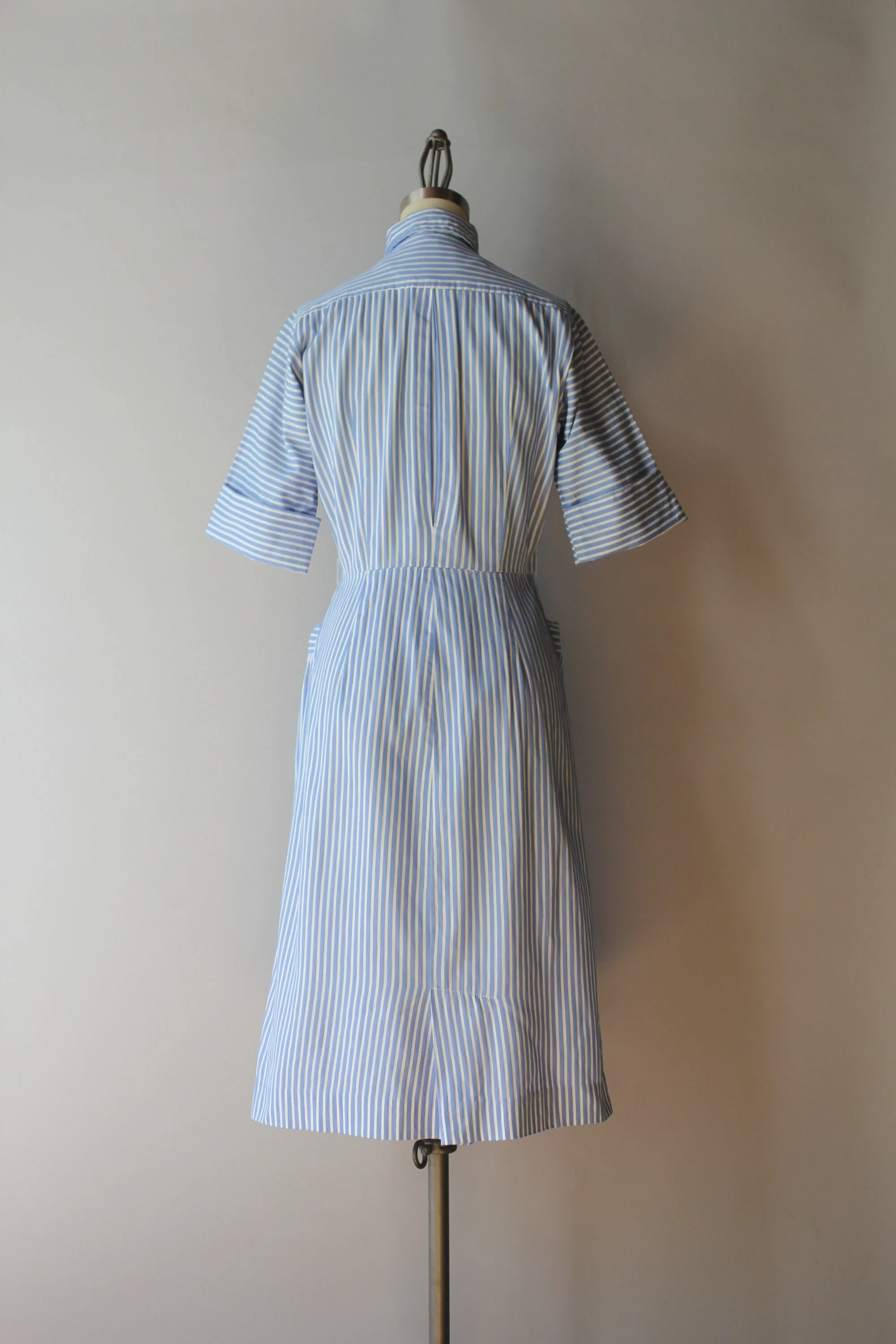 50s 60s Blue and White Pin Tucked Bib Hip Pocket Fitted Cotton Day Dress by Westbury Fashions - Image 6