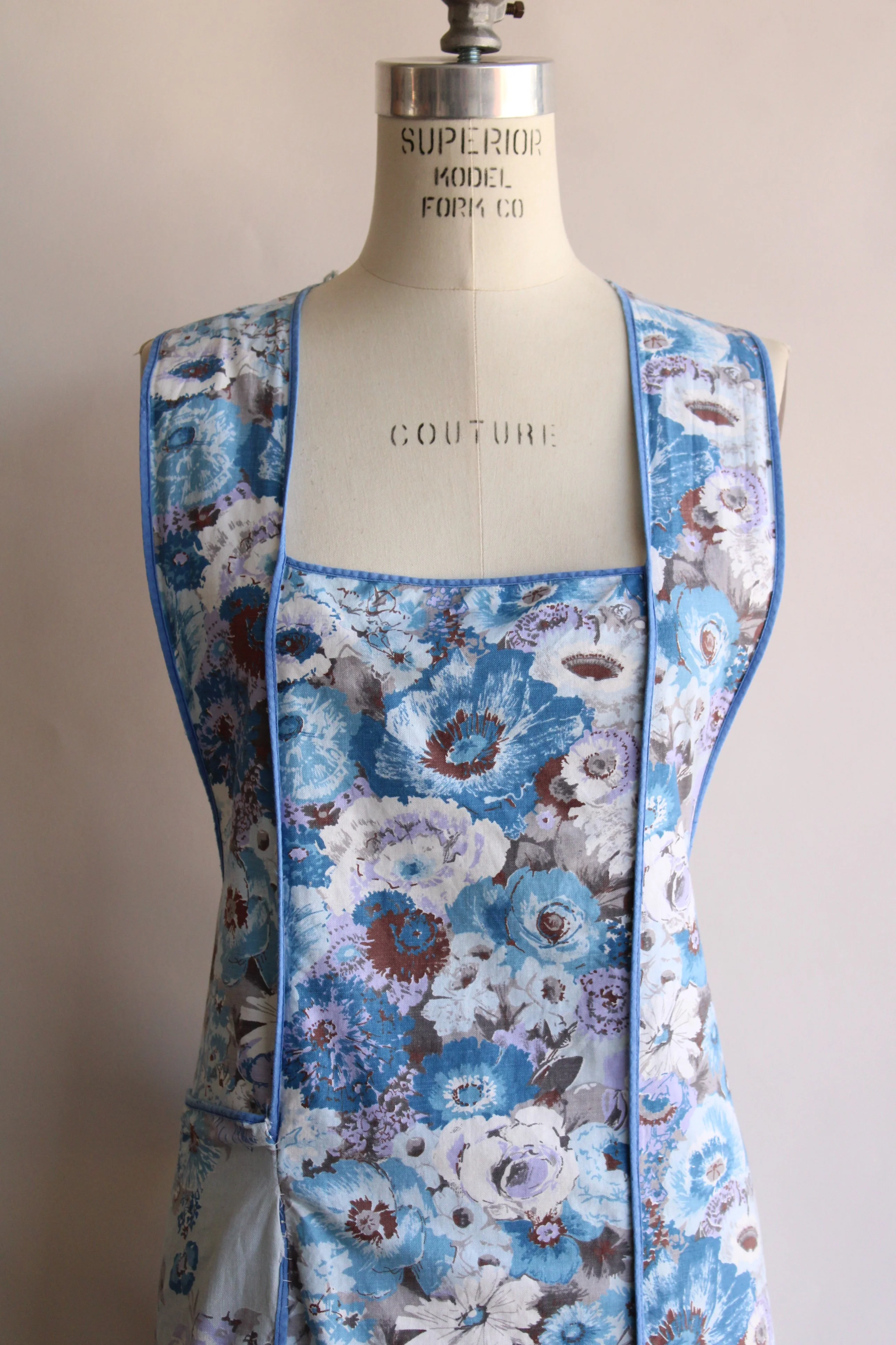 50s/60s Blue Floral Pinafore Apron - Image 3
