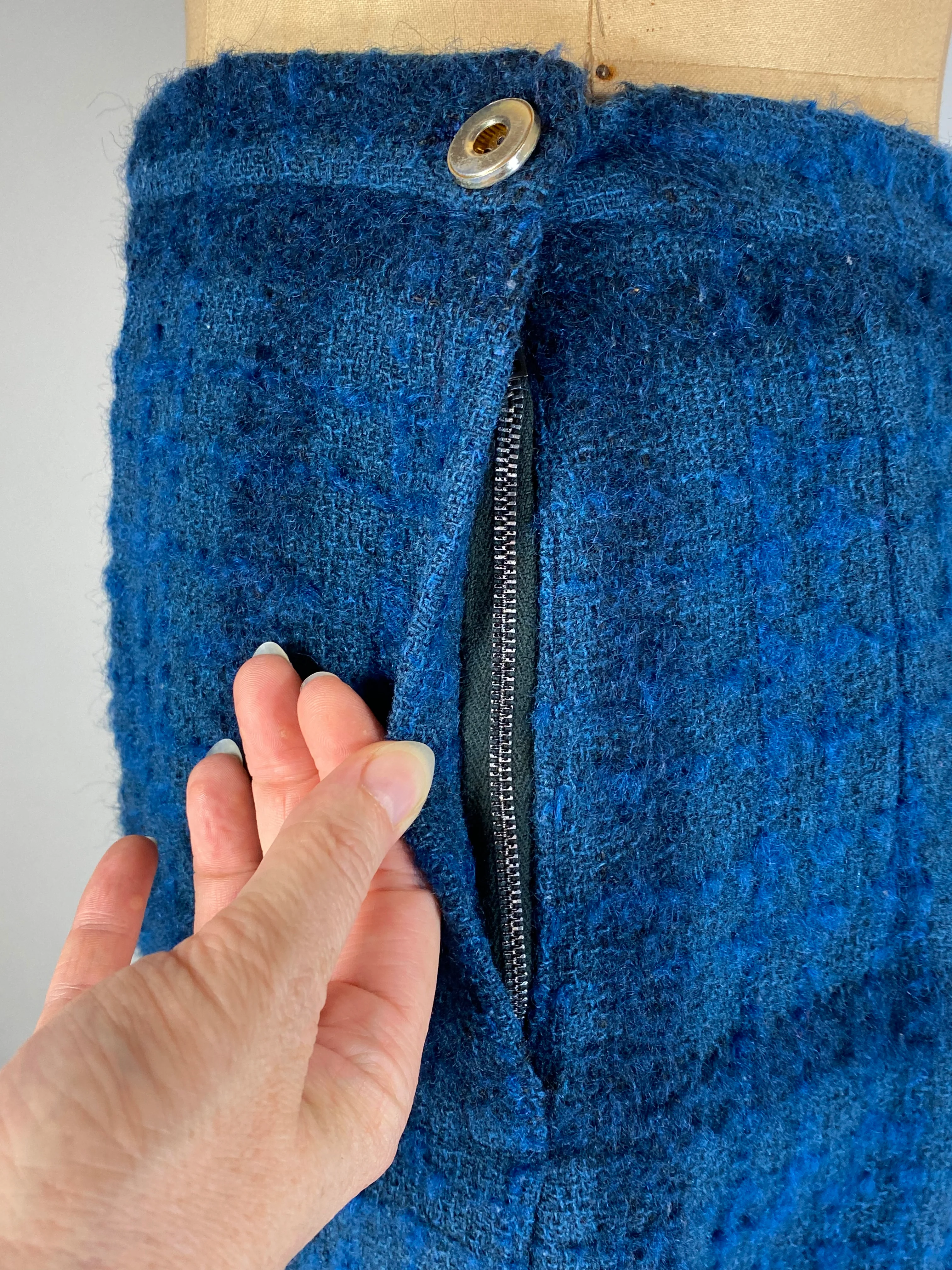 50s/60s Blue Tones Bouclé Wool High Waist Pencil Skirt - Image 11