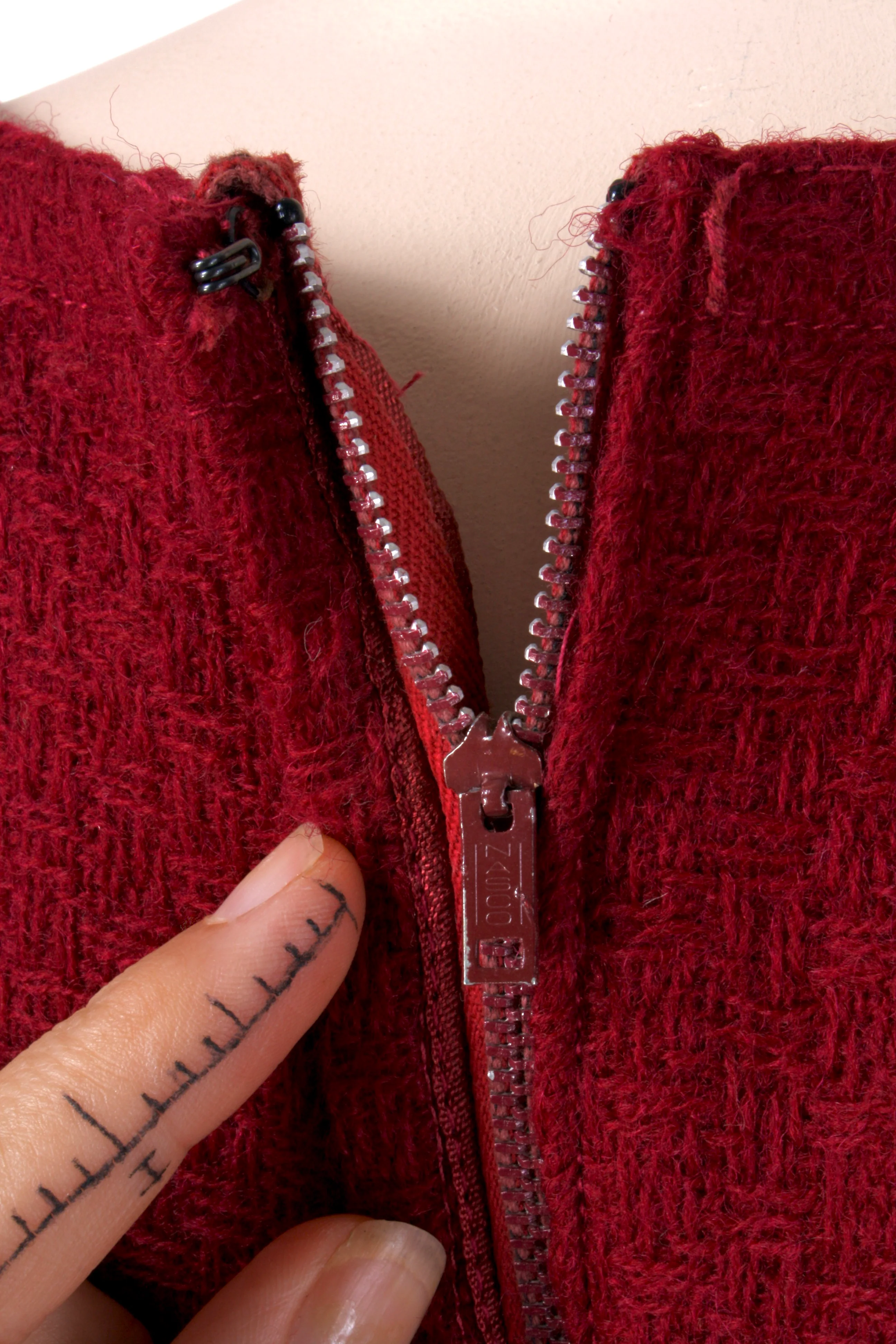 50s/60s Burgundy Red Woven Simple Sheath Knee Dress - Image 6