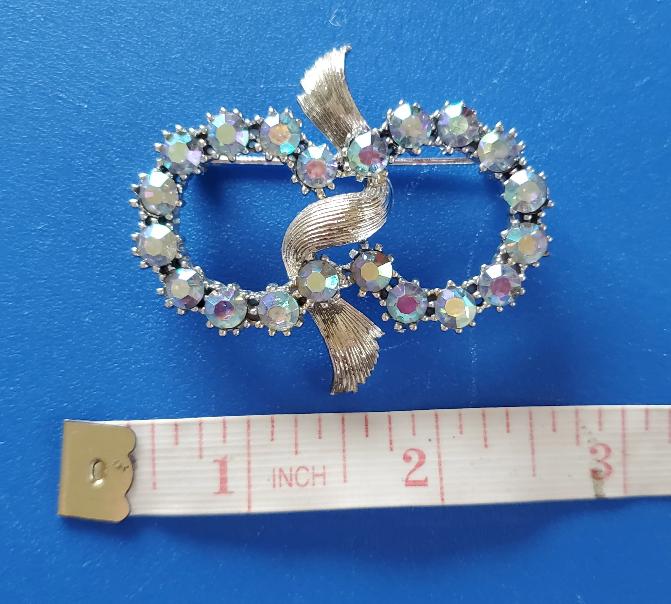 50s/60s Circle Ribbon Pin With Aurora Borealis Rhinestones By Coro - Image 8