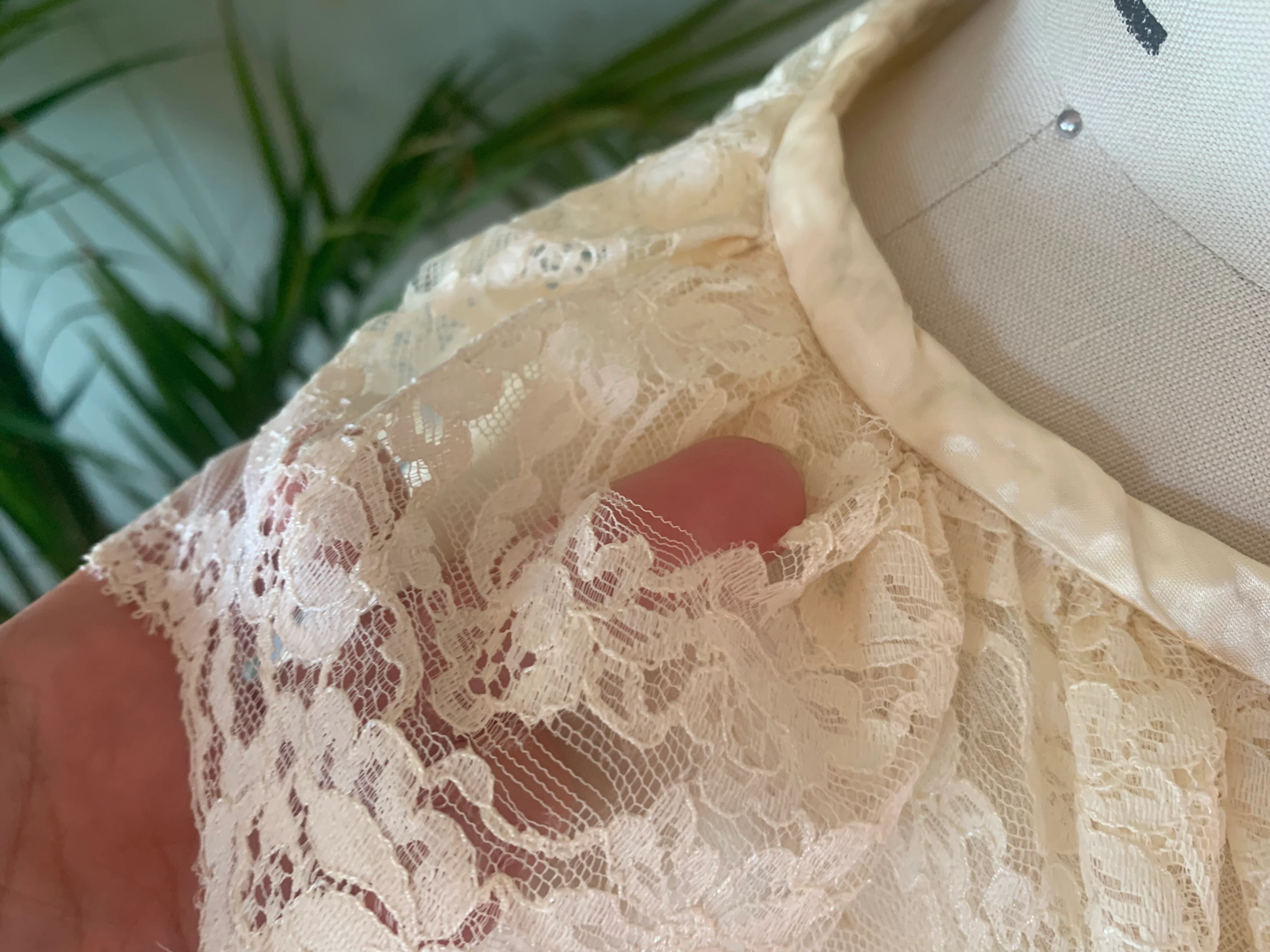 50s/60s Ivory Quilted Nylon And Lace Bed Jacket - Image 10