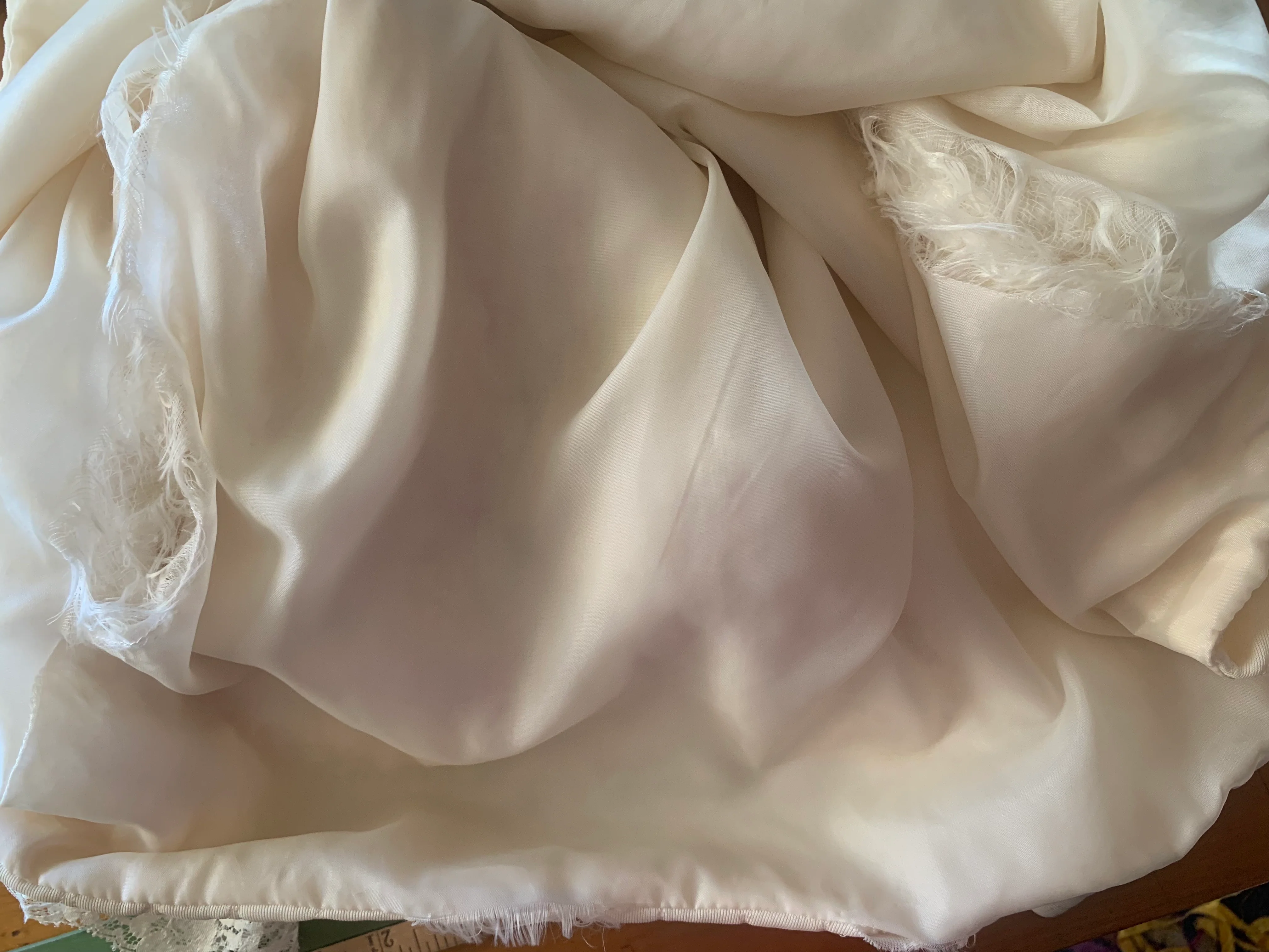 50s/60s Ivory Quilted Nylon And Lace Bed Jacket - Image 11