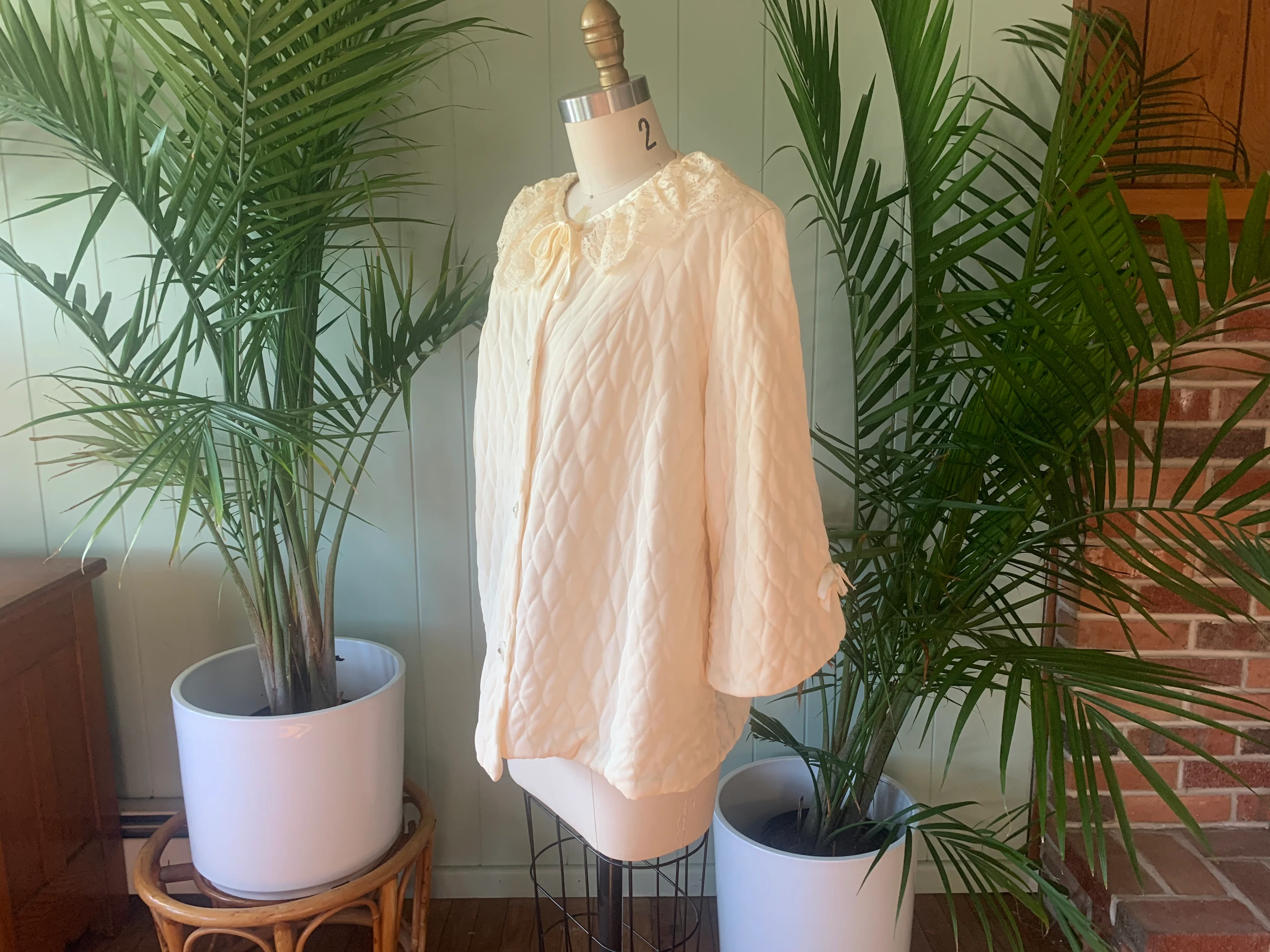 50s/60s Ivory Quilted Nylon And Lace Bed Jacket - Image 4