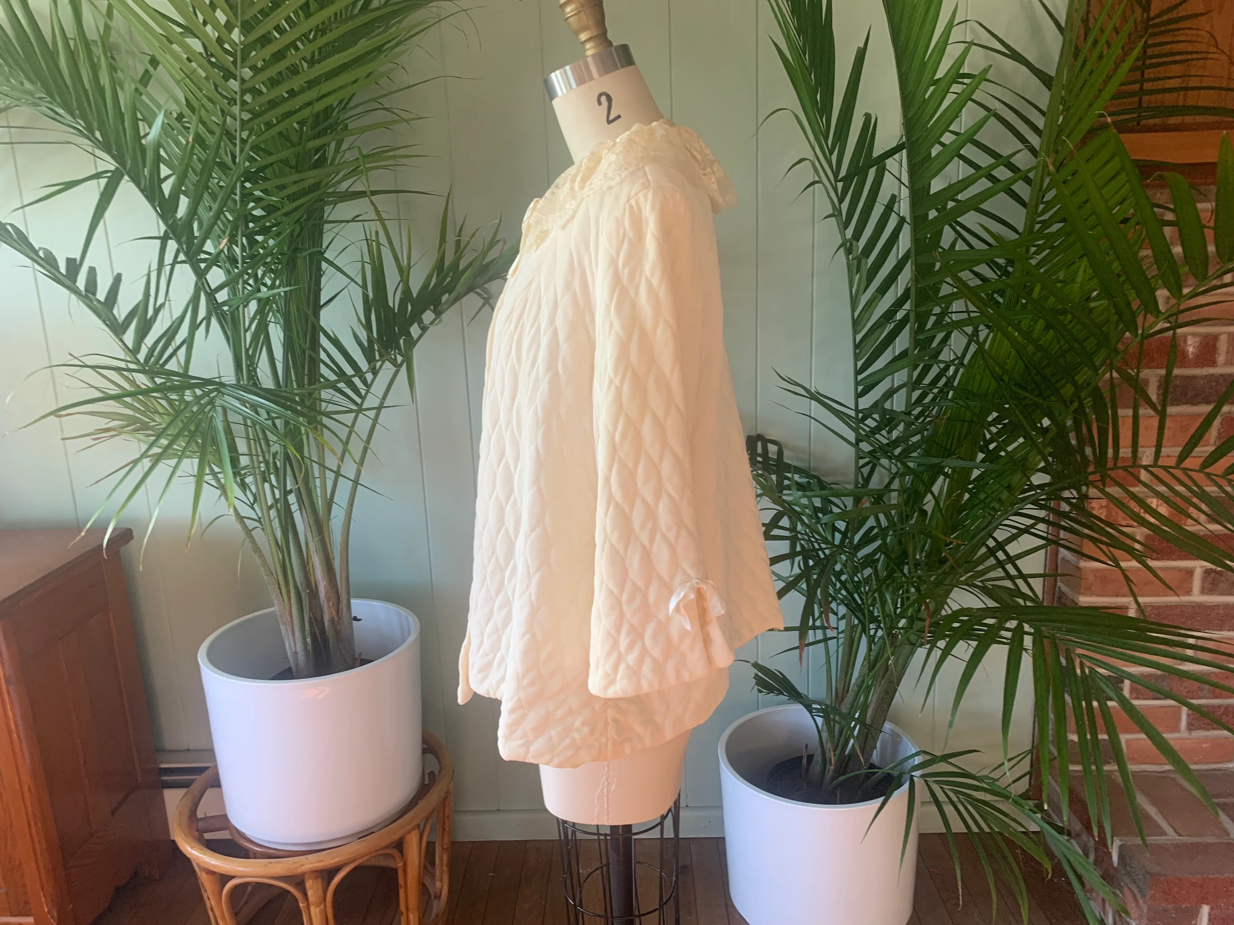 50s/60s Ivory Quilted Nylon And Lace Bed Jacket - Image 5