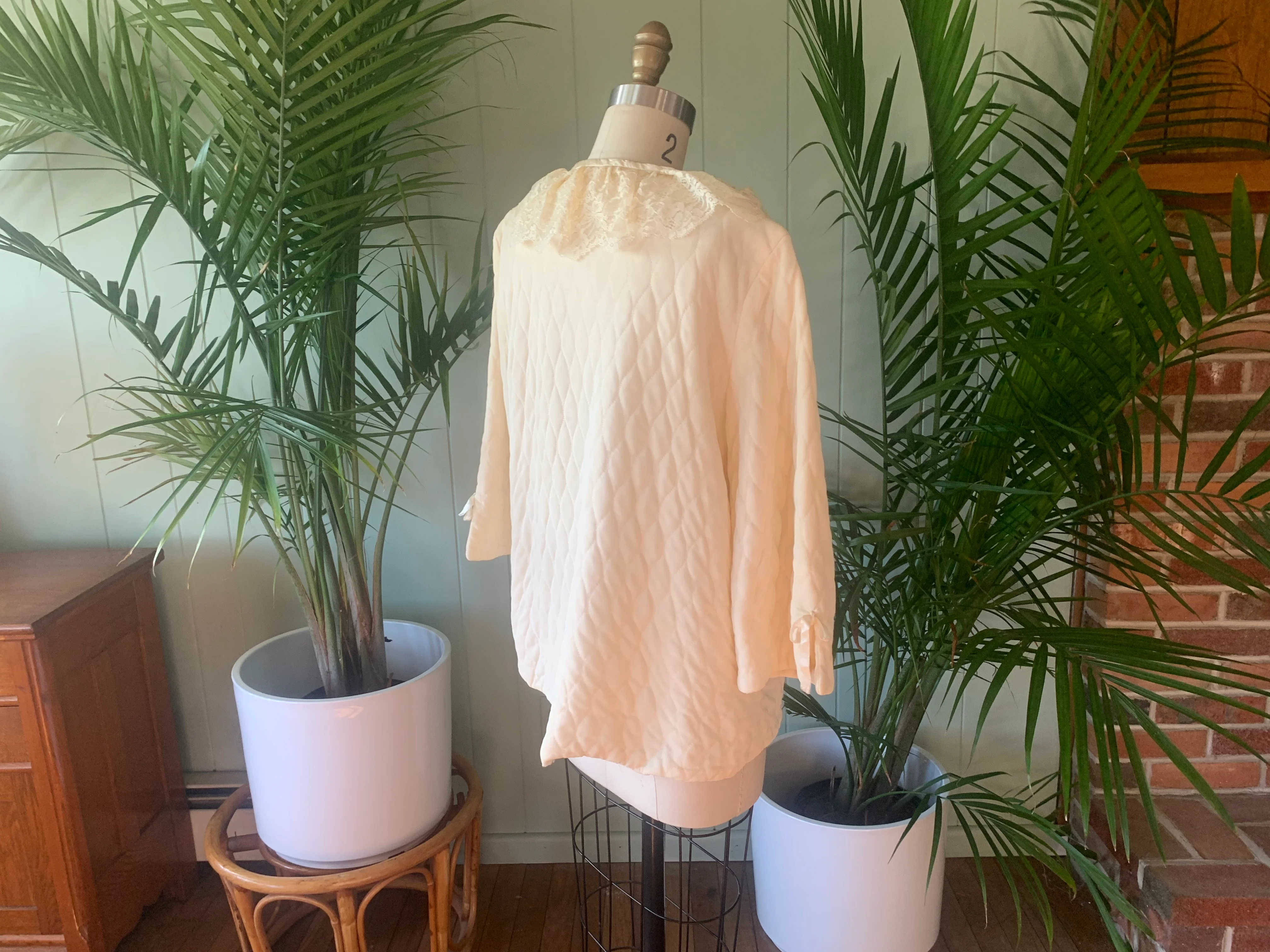 50s/60s Ivory Quilted Nylon And Lace Bed Jacket - Image 7