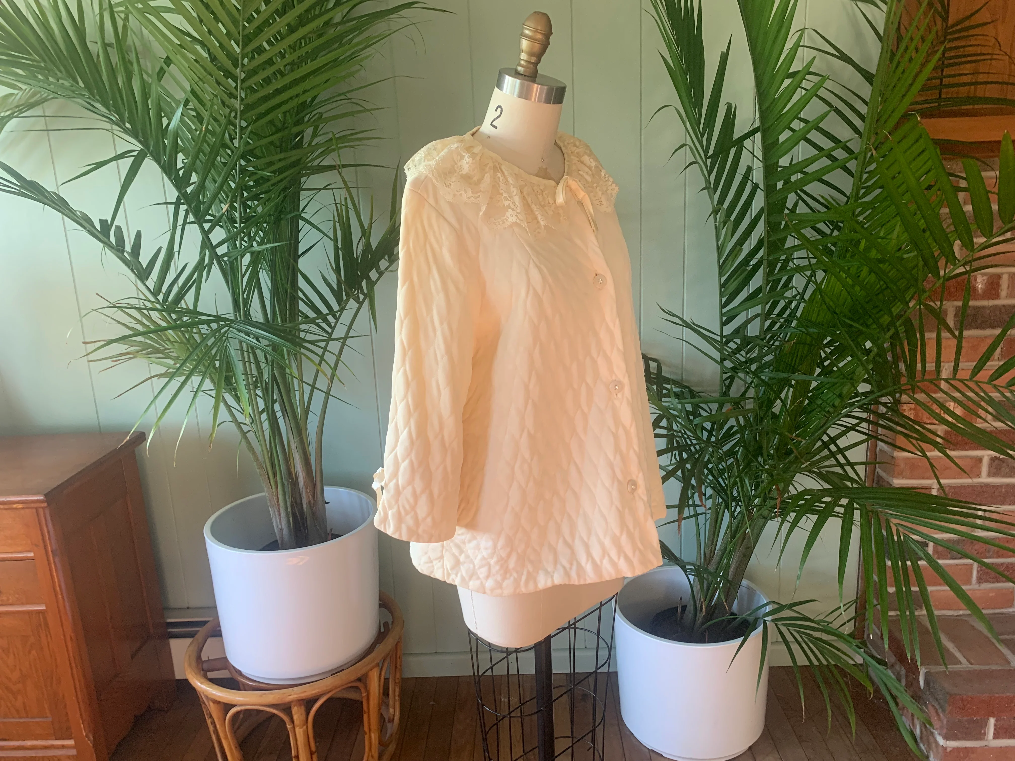 50s/60s Ivory Quilted Nylon And Lace Bed Jacket - Image 9