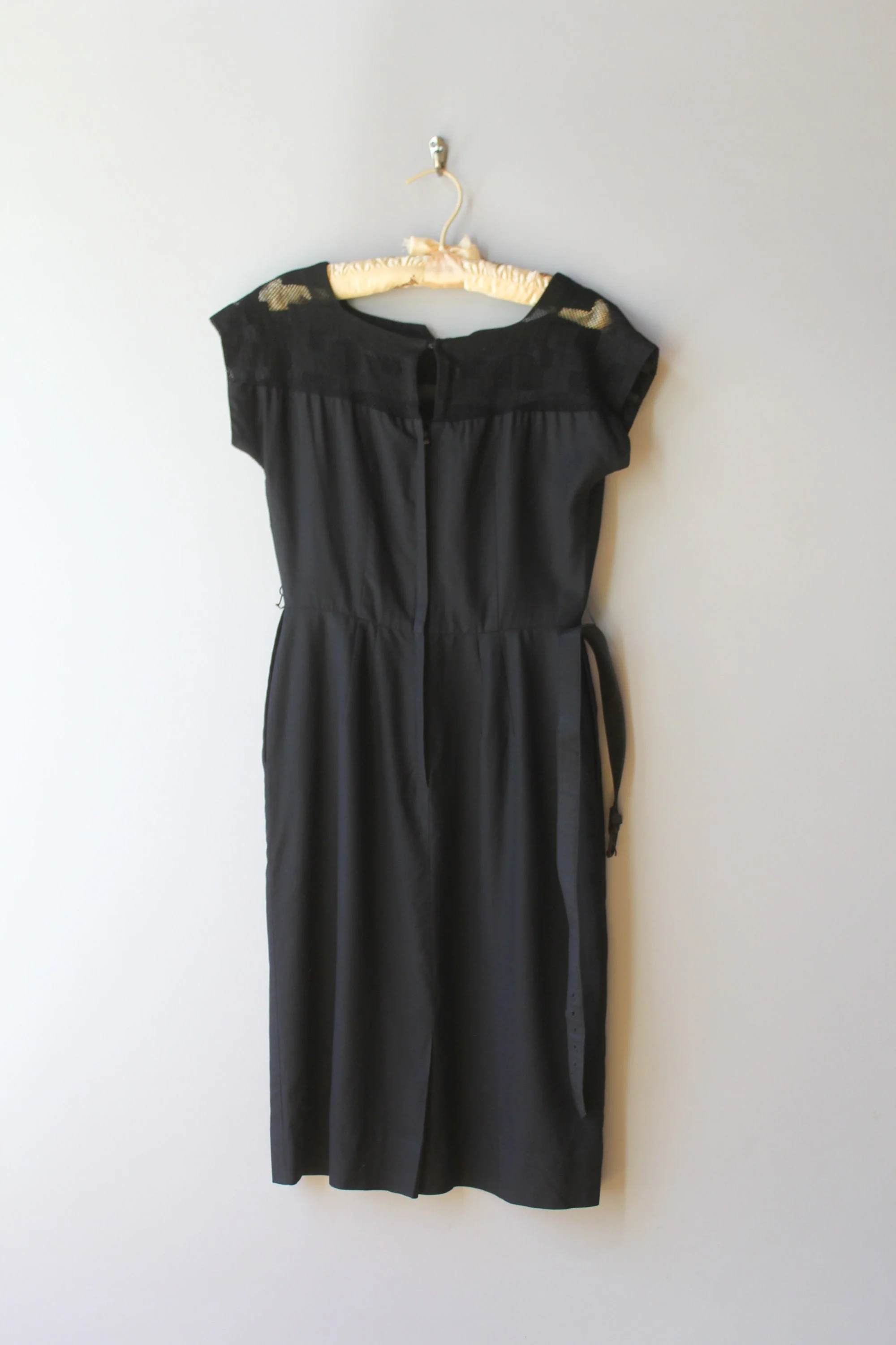 50s 60s Little Black Fishnet Peek-a-Boo Shoulders Fitted Wiggle Dress - Image 5