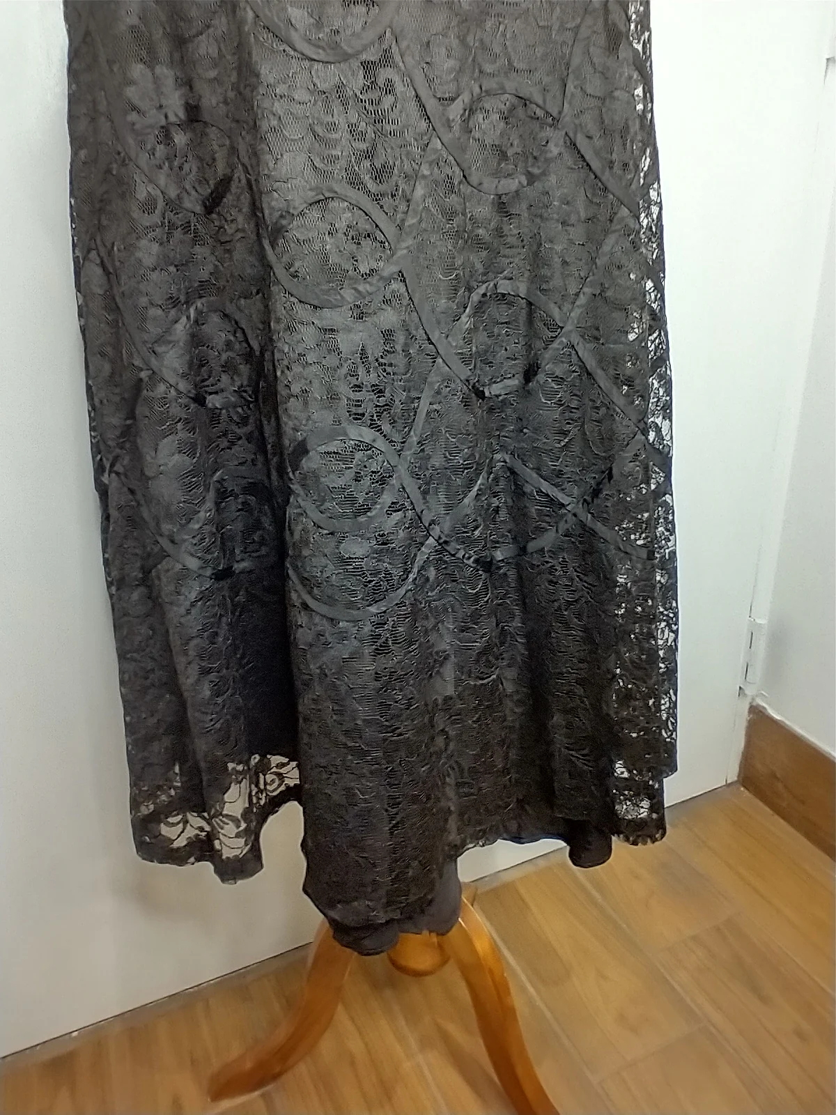 50s/60s Ornamented Lace Dress - Image 5