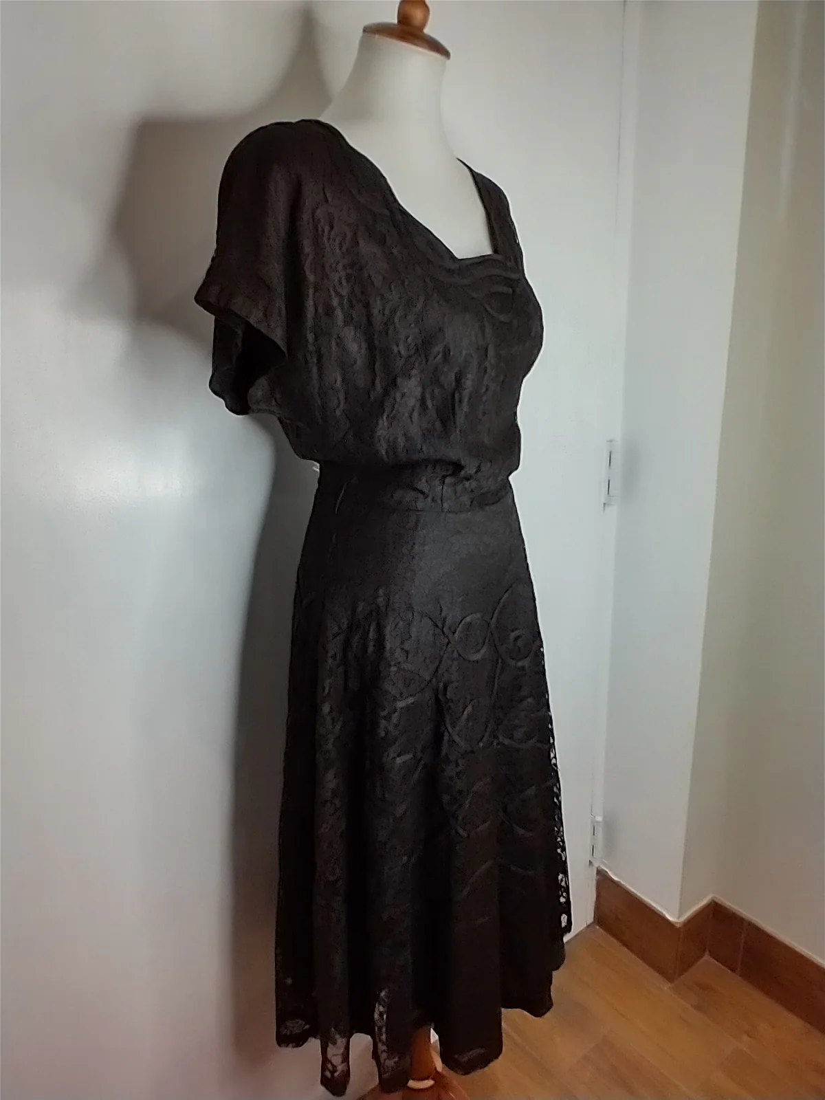50s/60s Ornamented Lace Dress - Image 7
