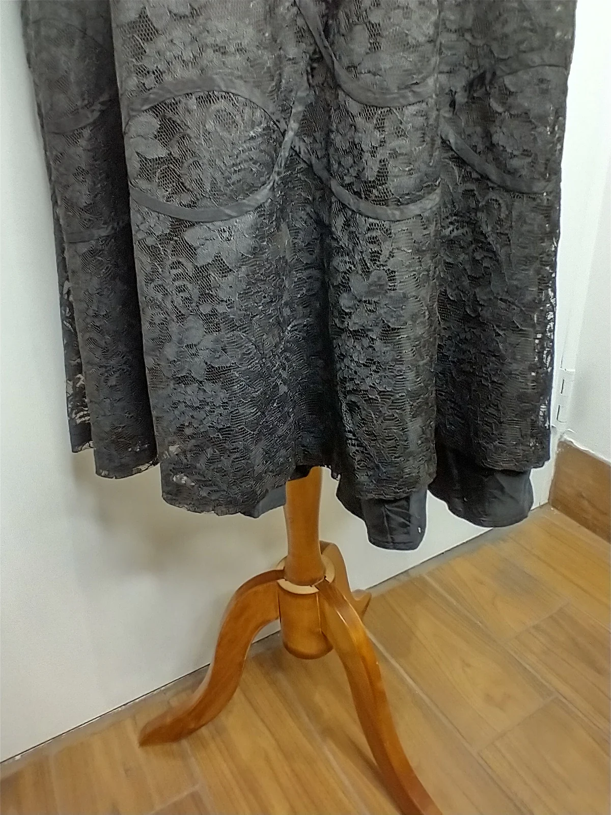 50s/60s Ornamented Lace Dress - Image 9