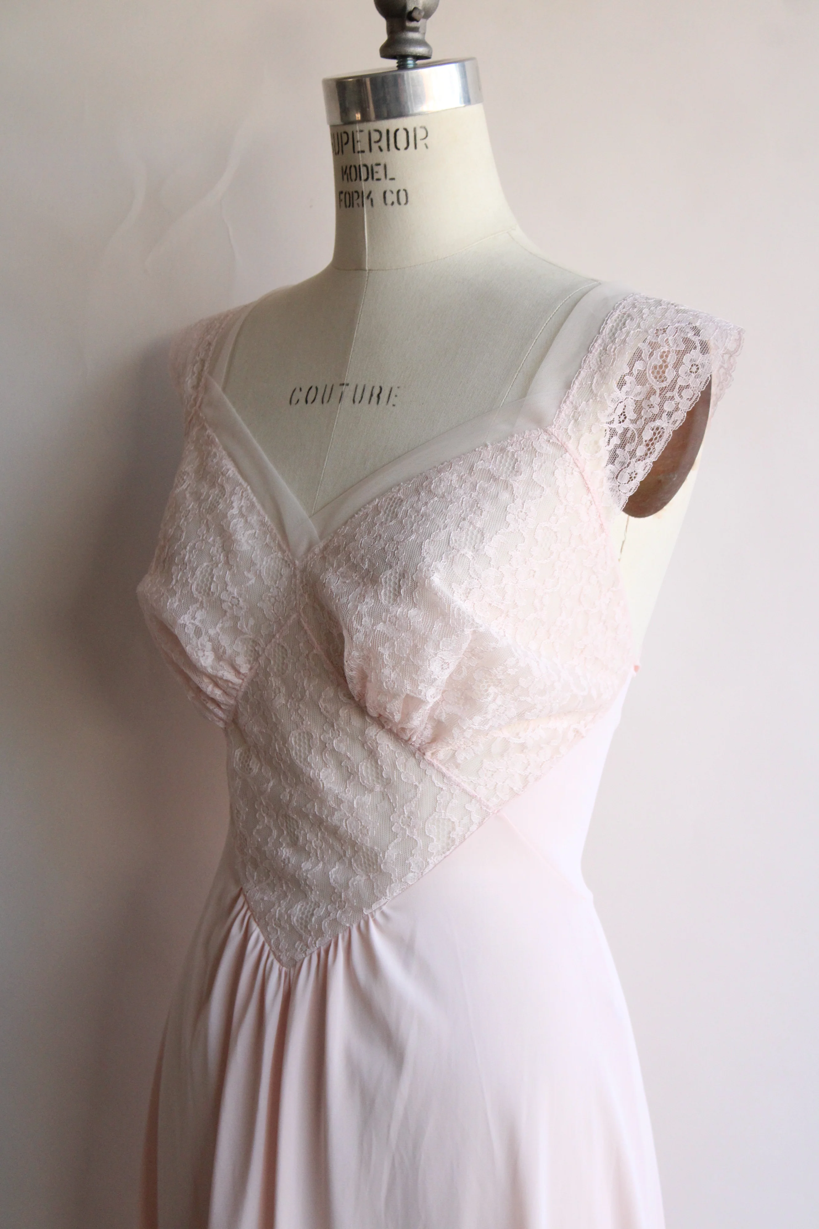 50s/60s Pink Nylon And Lace Nightgown By Vanity Fair - Image 10
