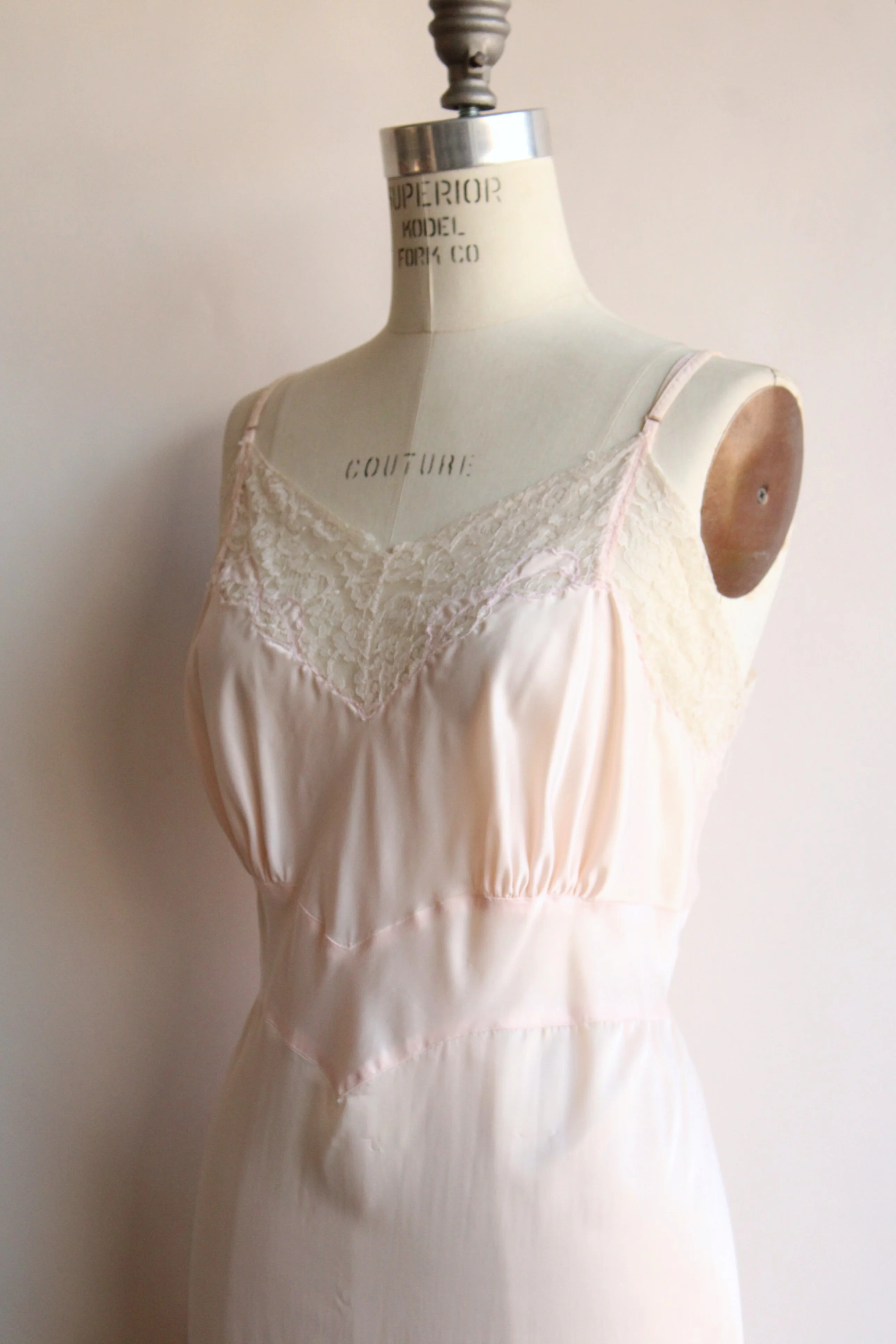 50s/60s Pink Slip With White Lace Size 40 By Barbizon - Image 2