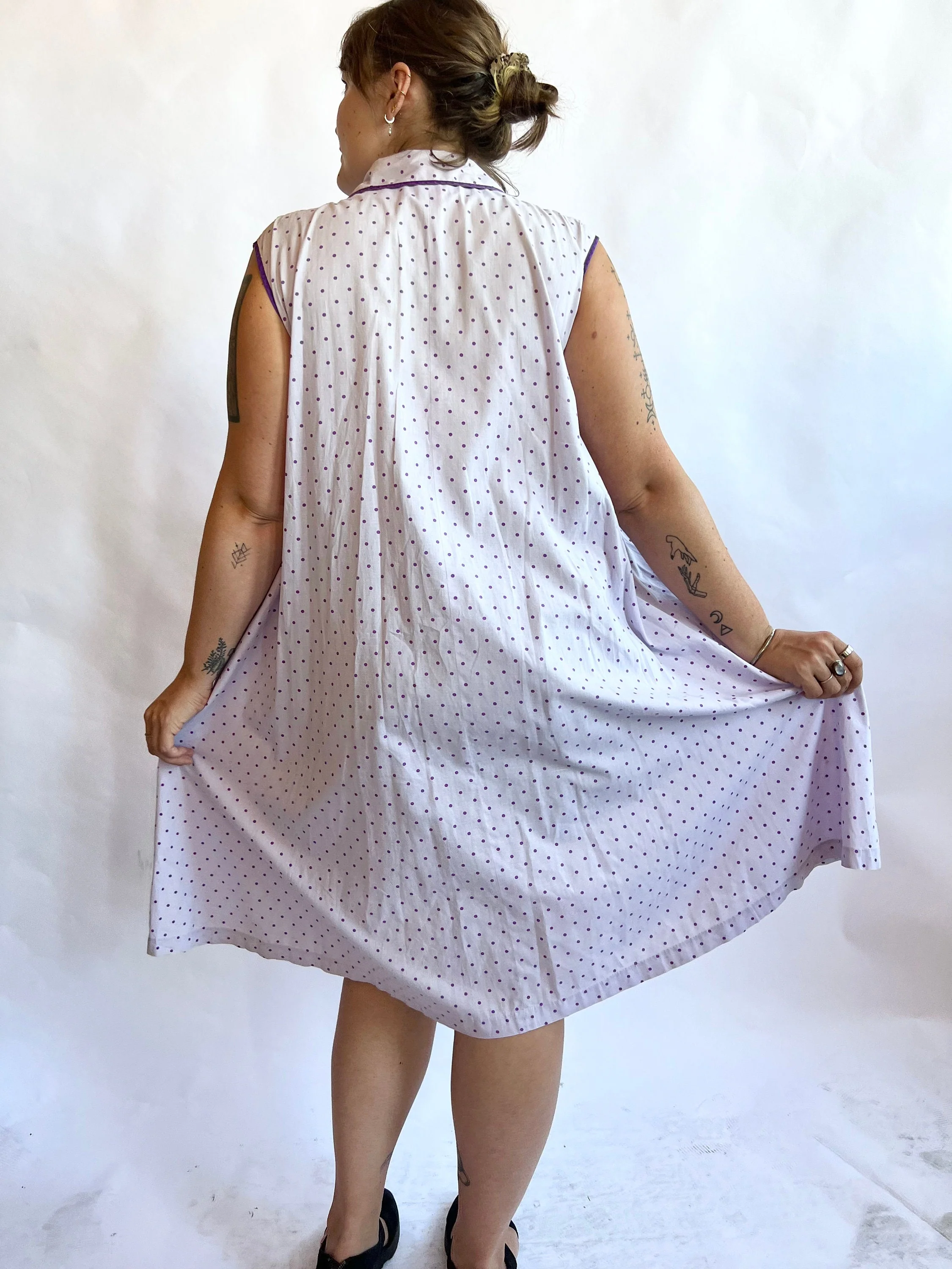 50s/60s Purple Lilac Polka Dot Scalloped Button Up Smock Sleeveless Pocket Dress - Image 3