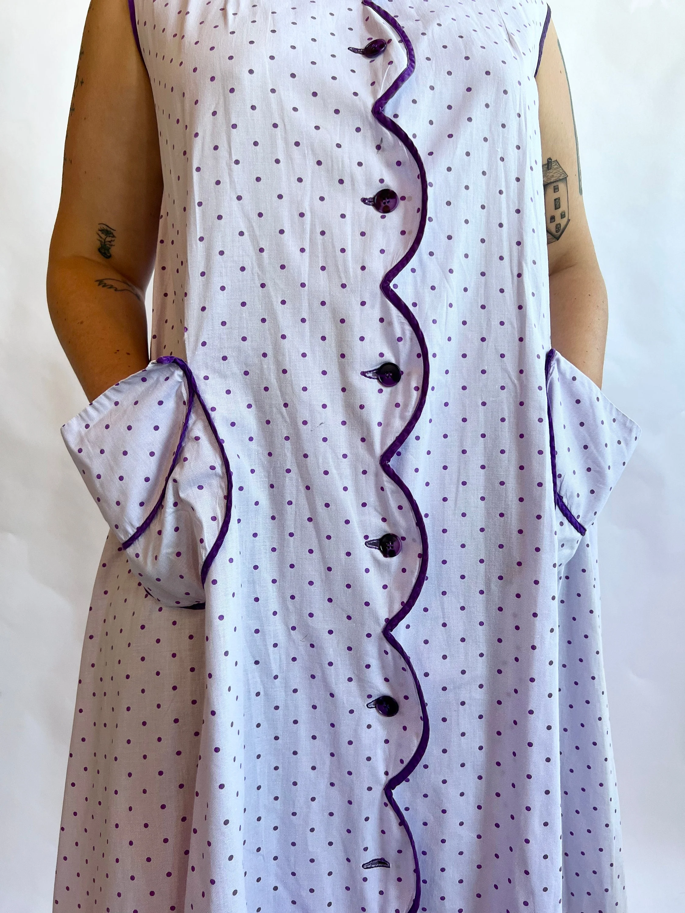 50s/60s Purple Lilac Polka Dot Scalloped Button Up Smock Sleeveless Pocket Dress - Image 4