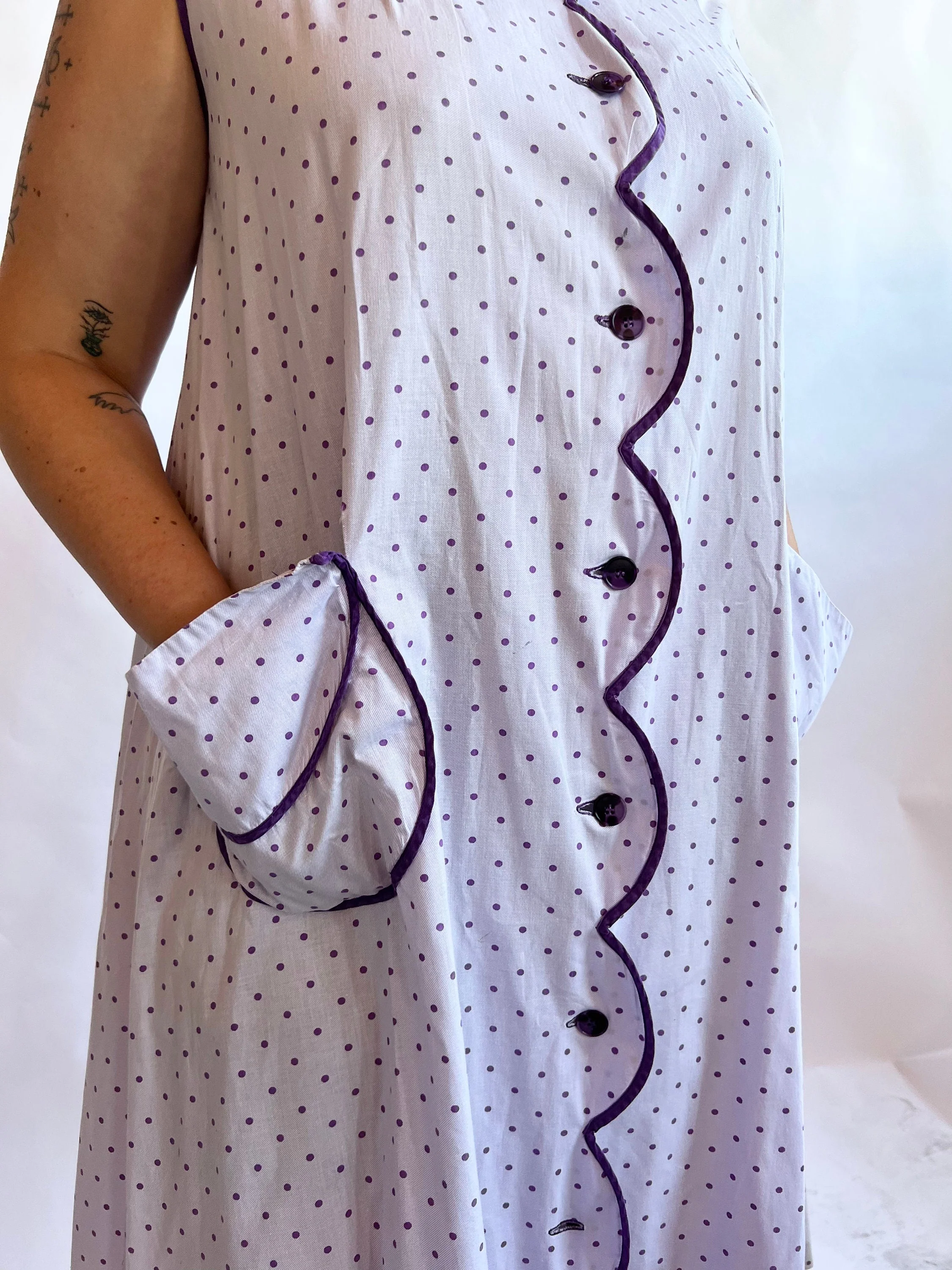 50s/60s Purple Lilac Polka Dot Scalloped Button Up Smock Sleeveless Pocket Dress - Image 5