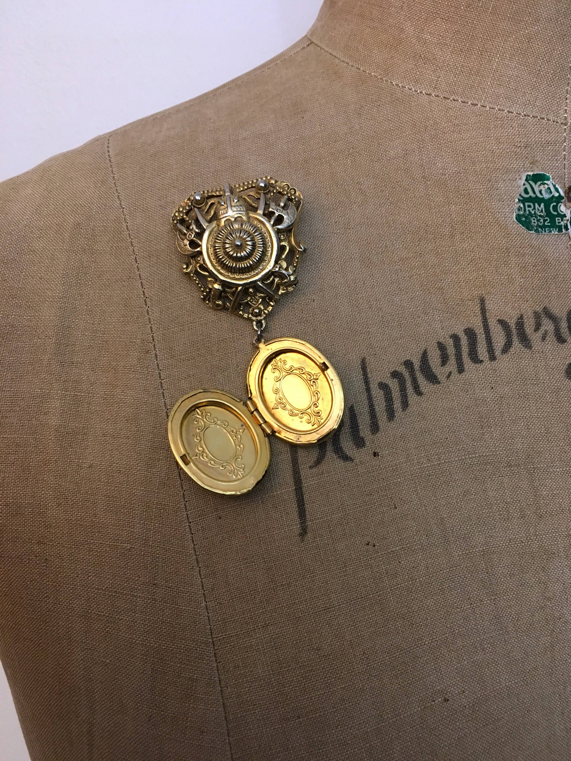 50's/60's Shield Knight Locket Brooch by Florenza - Image 2