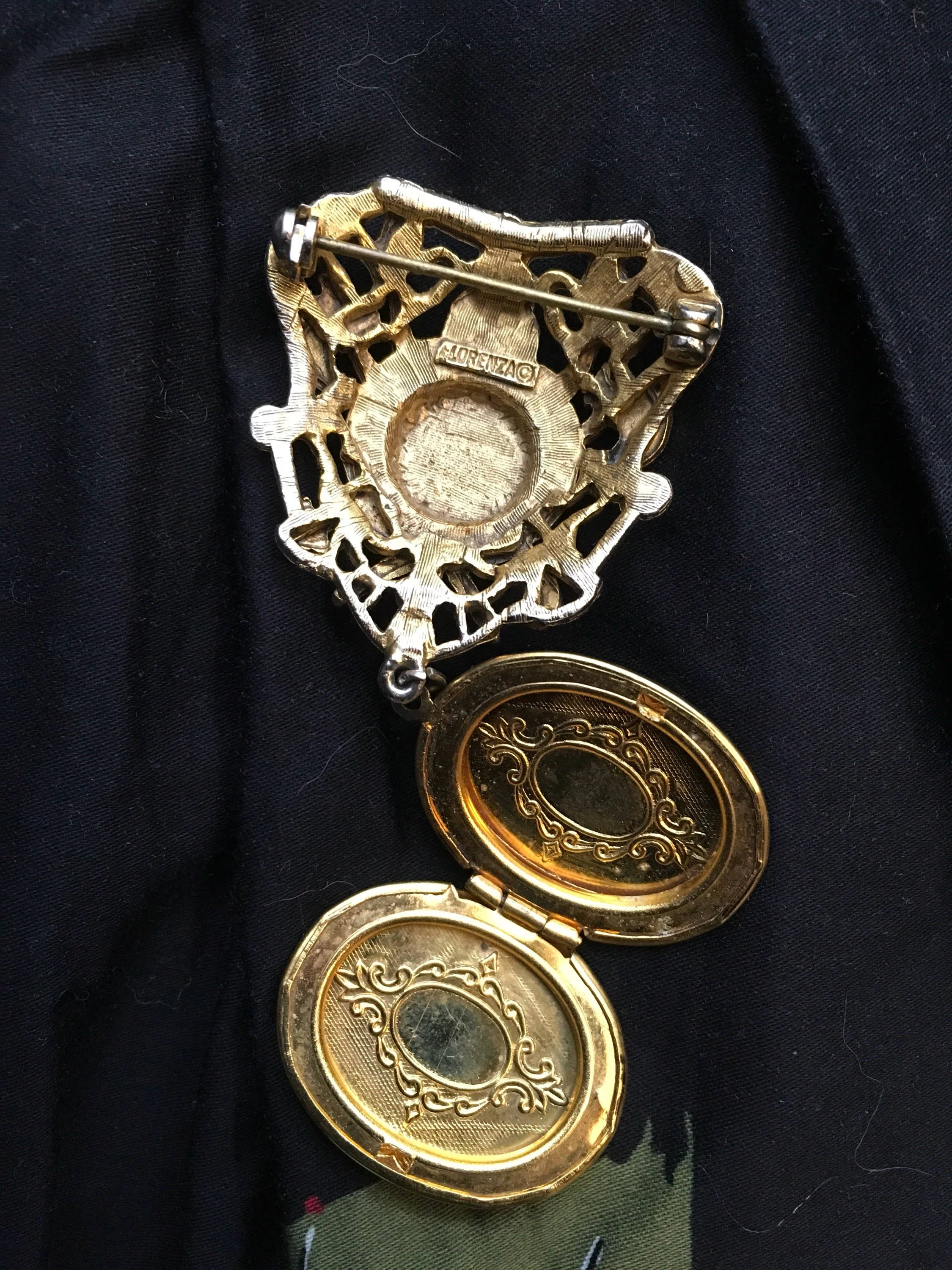 50's/60's Shield Knight Locket Brooch by Florenza - Image 3