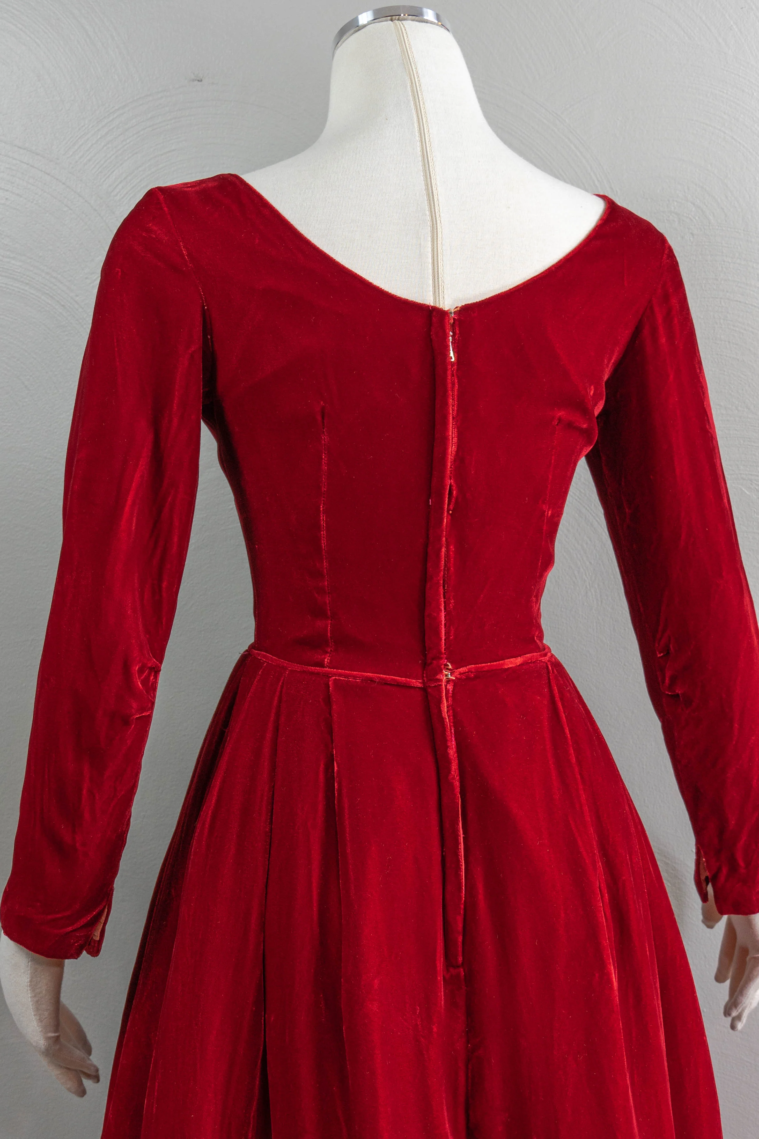 50s/60s Sumptuous Red Velvet Party Dress Full Skirt - Image 5