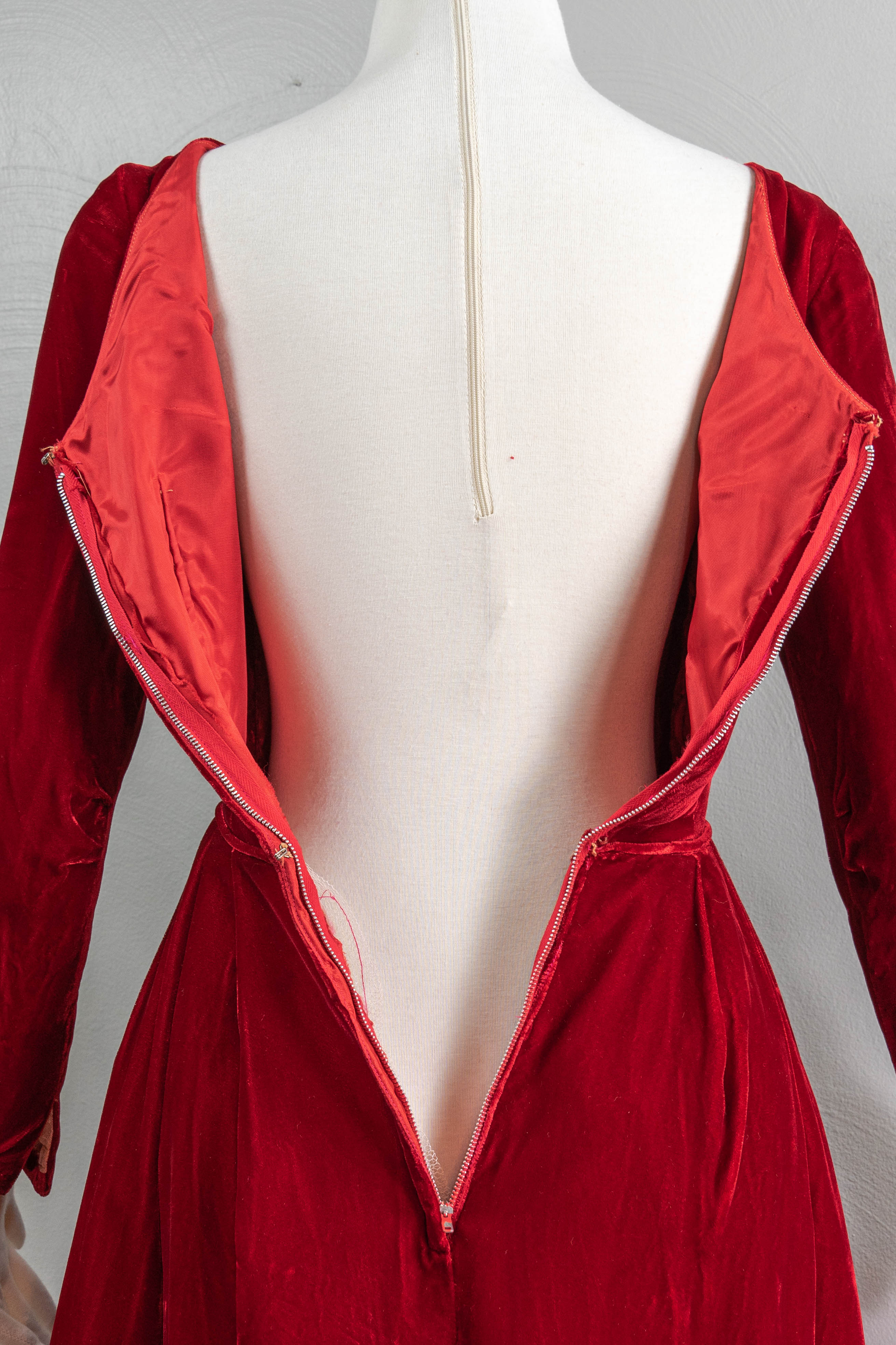 50s/60s Sumptuous Red Velvet Party Dress Full Skirt - Image 6