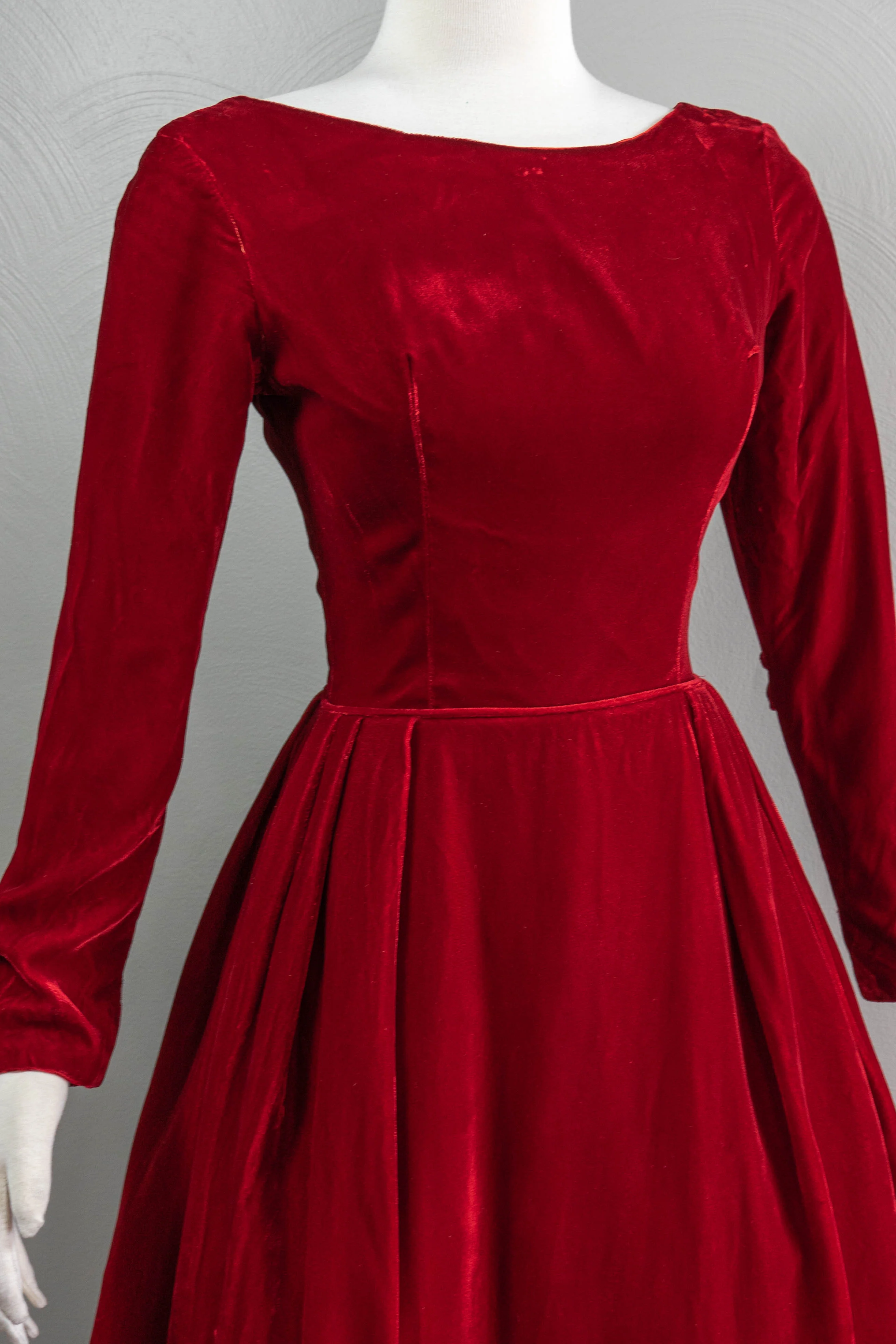 50s/60s Sumptuous Red Velvet Party Dress Full Skirt - Image 9