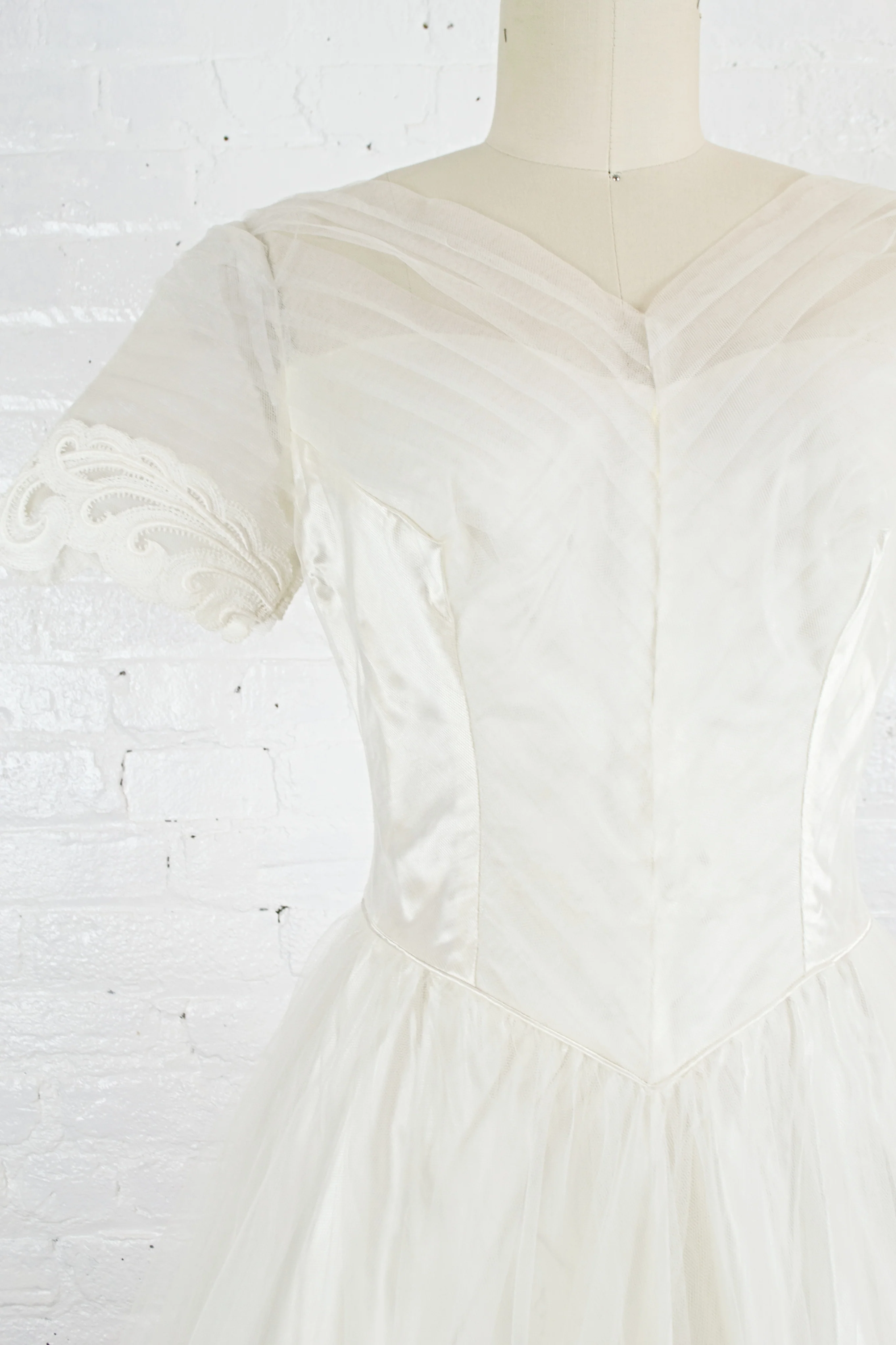 50s/60s Tea Length Tulle And Lace Wedding Dress - Image 12