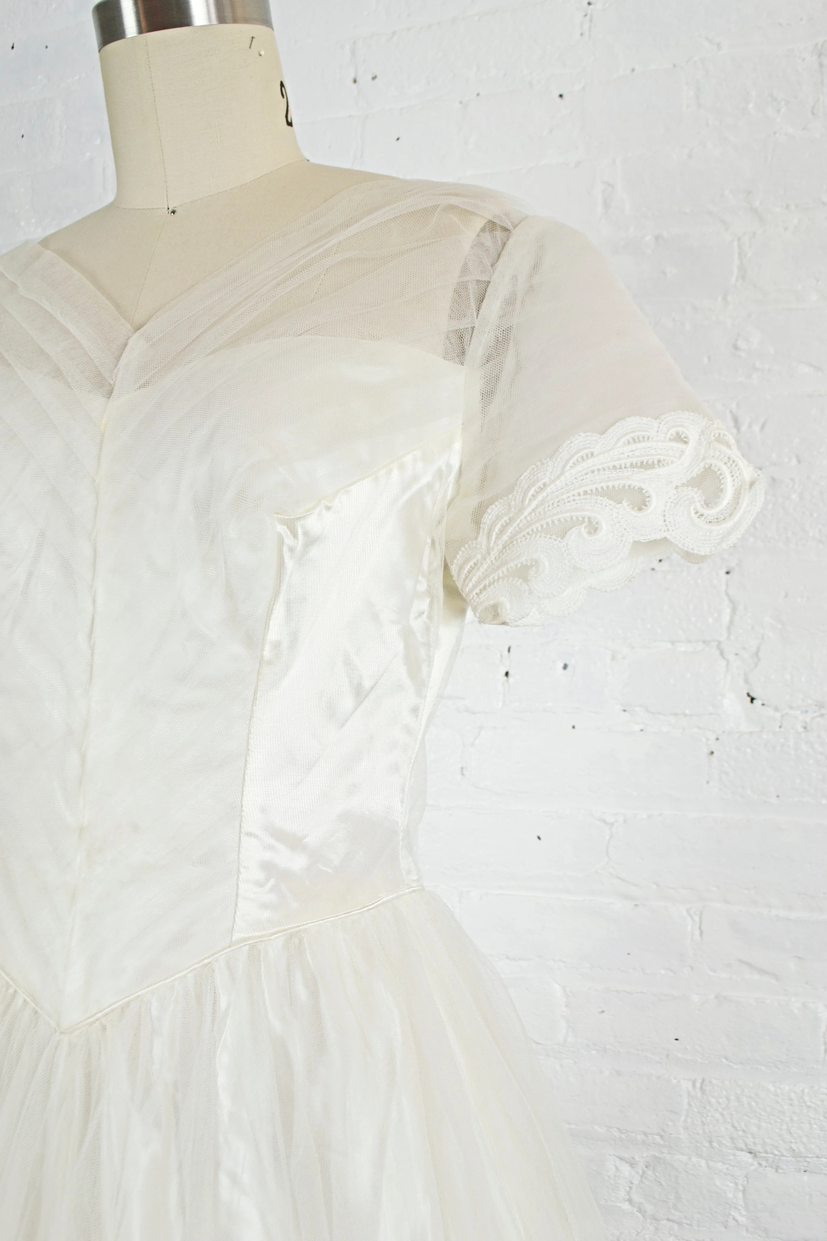 50s/60s Tea Length Tulle And Lace Wedding Dress - Image 9
