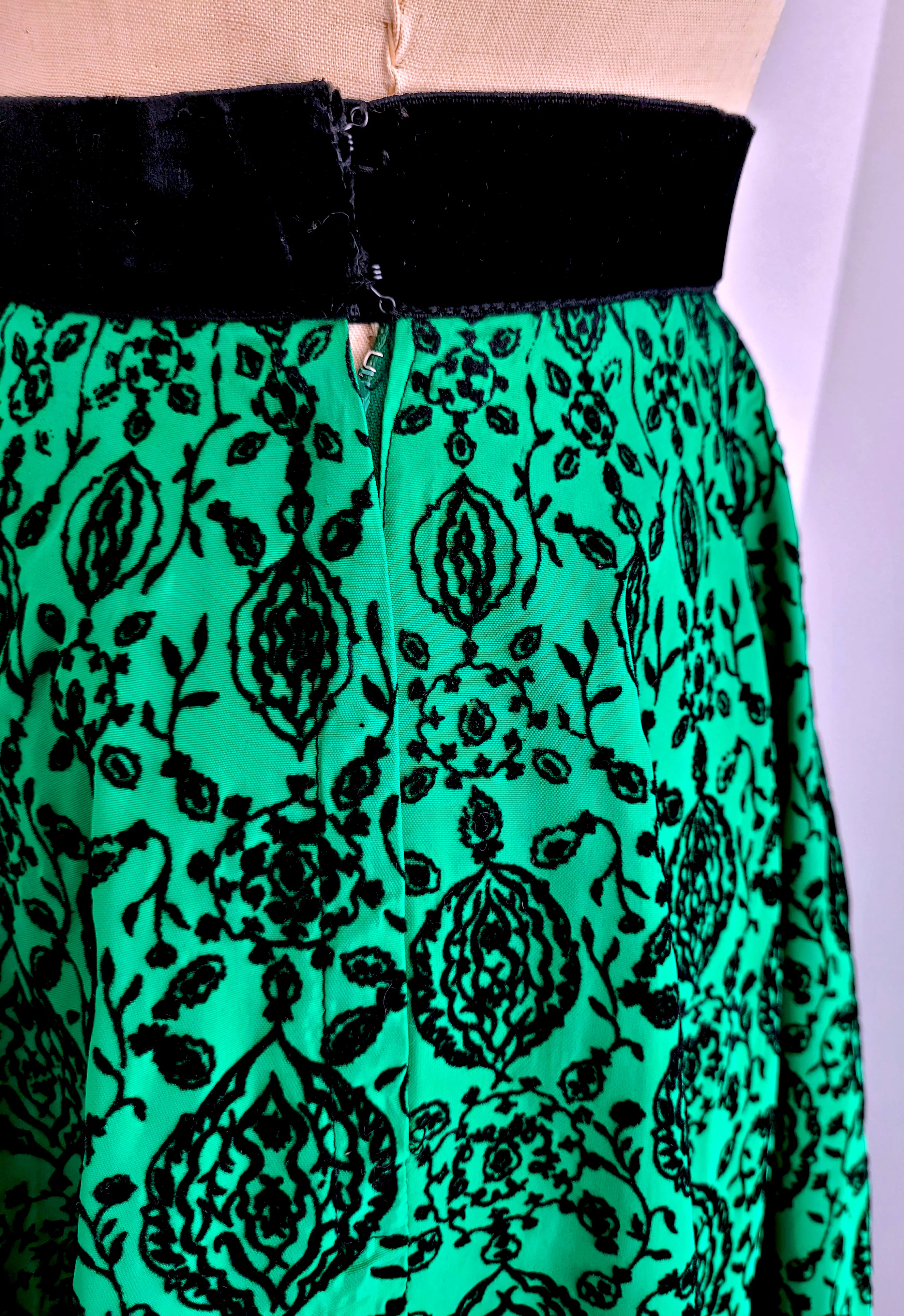 50s/60s Vintage Flocked Taffeta Circle Skirt And Crinoline - Image 4
