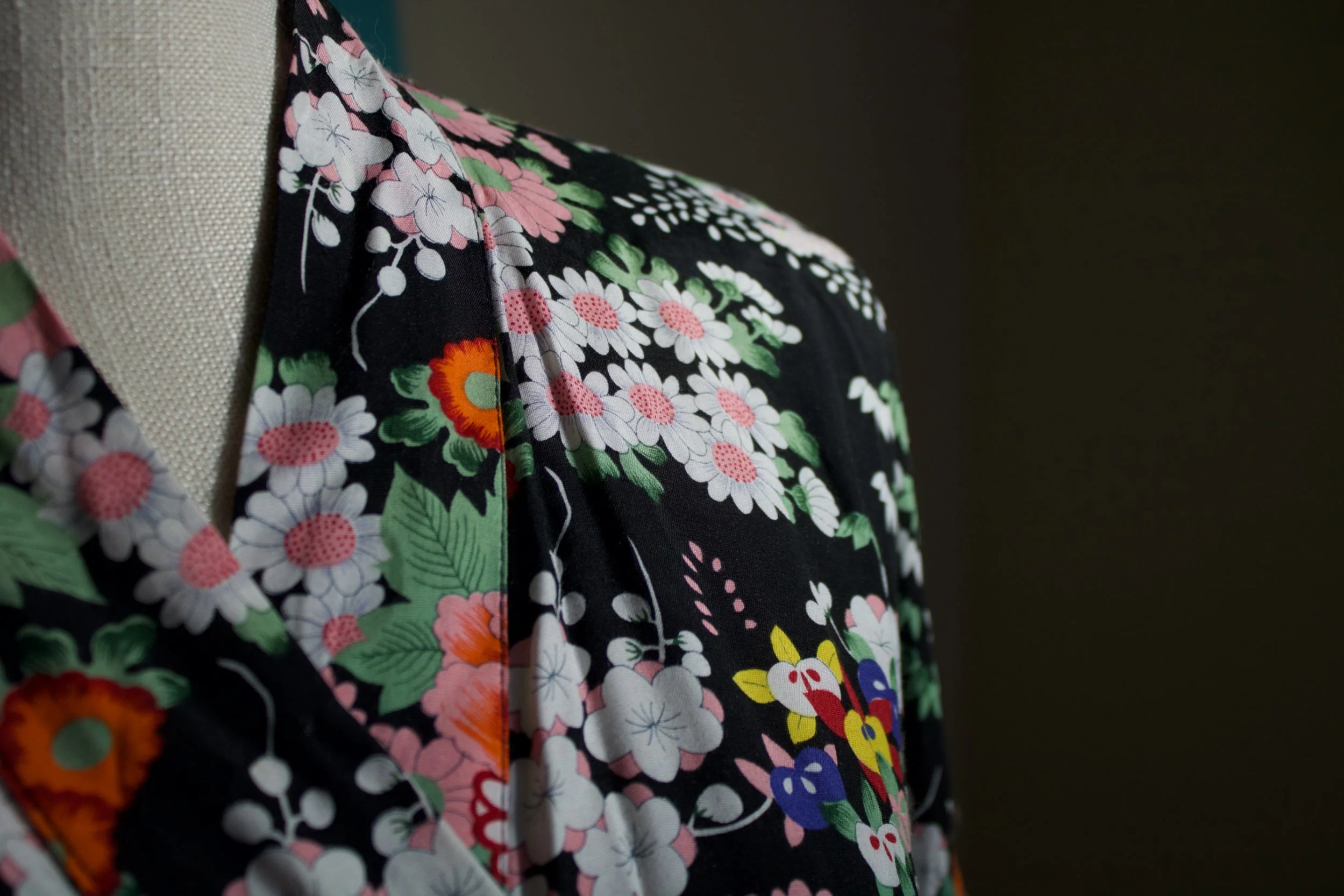 50s - 60s Vintage Style Robe with Original Belt and Beautiful Flowers On Black Background - Image 3