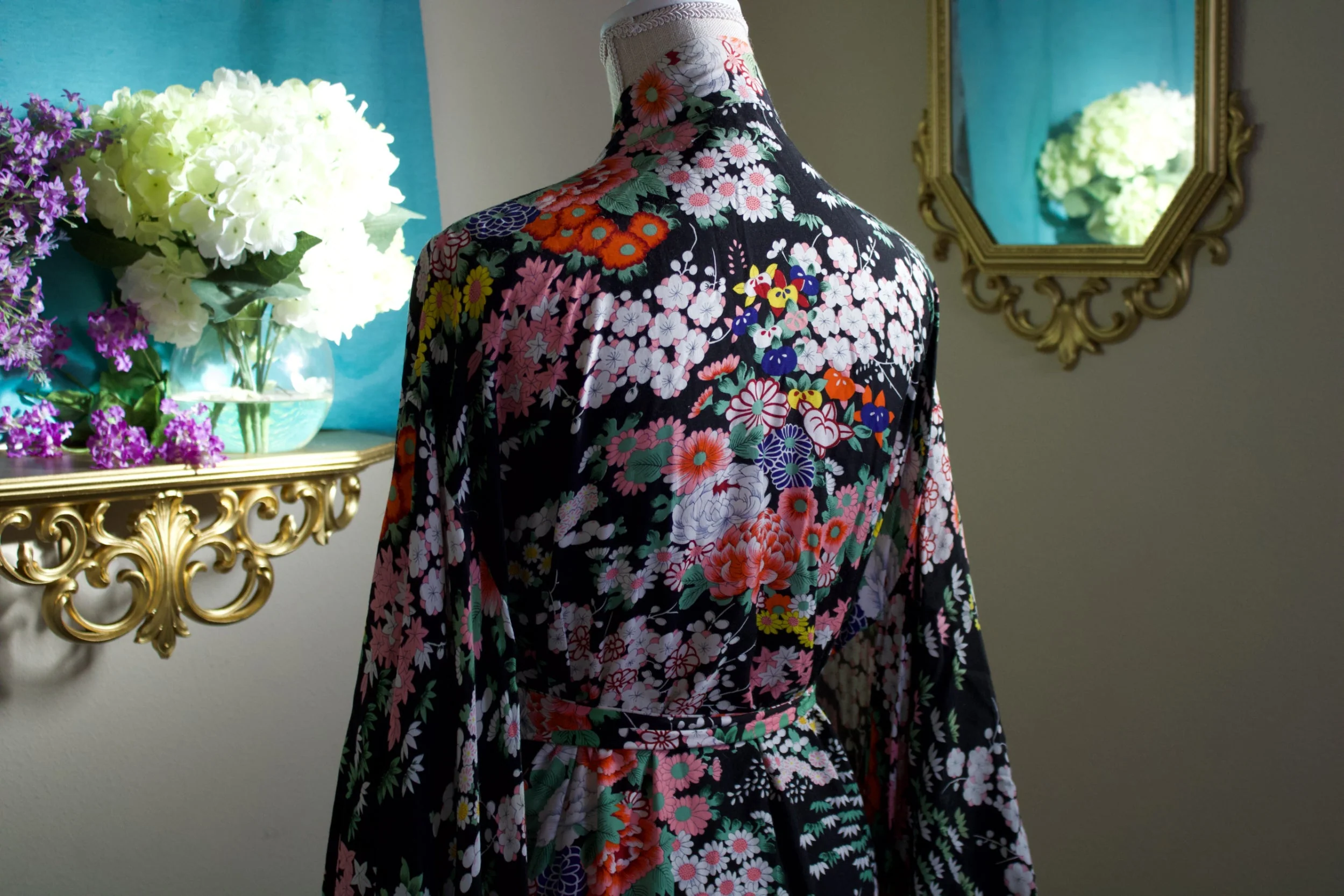 50s - 60s Vintage Style Robe with Original Belt and Beautiful Flowers On Black Background - Image 4