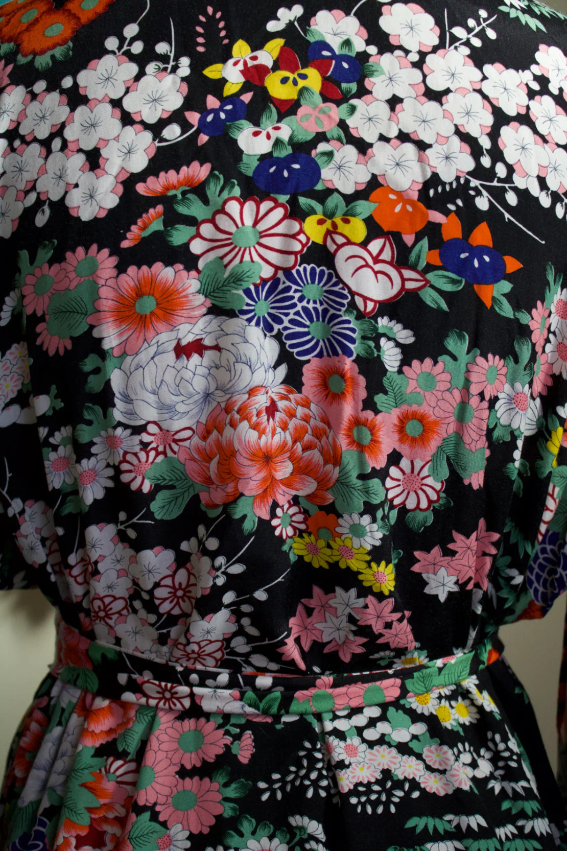 50s - 60s Vintage Style Robe with Original Belt and Beautiful Flowers On Black Background - Image 5