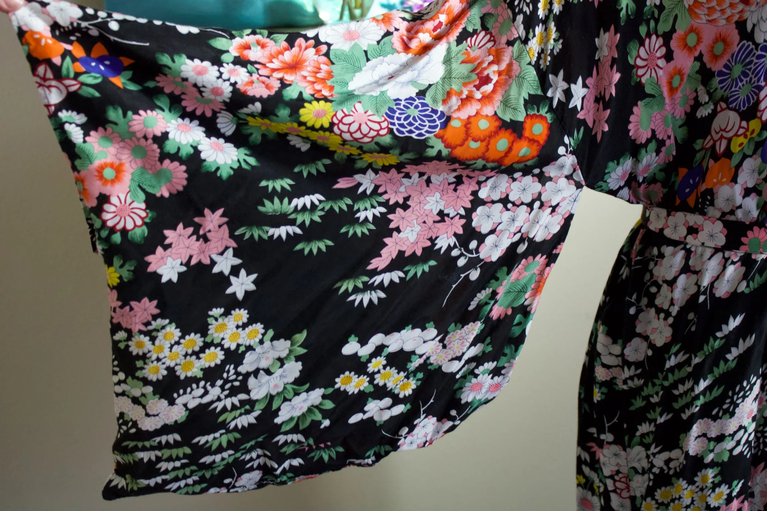50s - 60s Vintage Style Robe with Original Belt and Beautiful Flowers On Black Background - Image 6