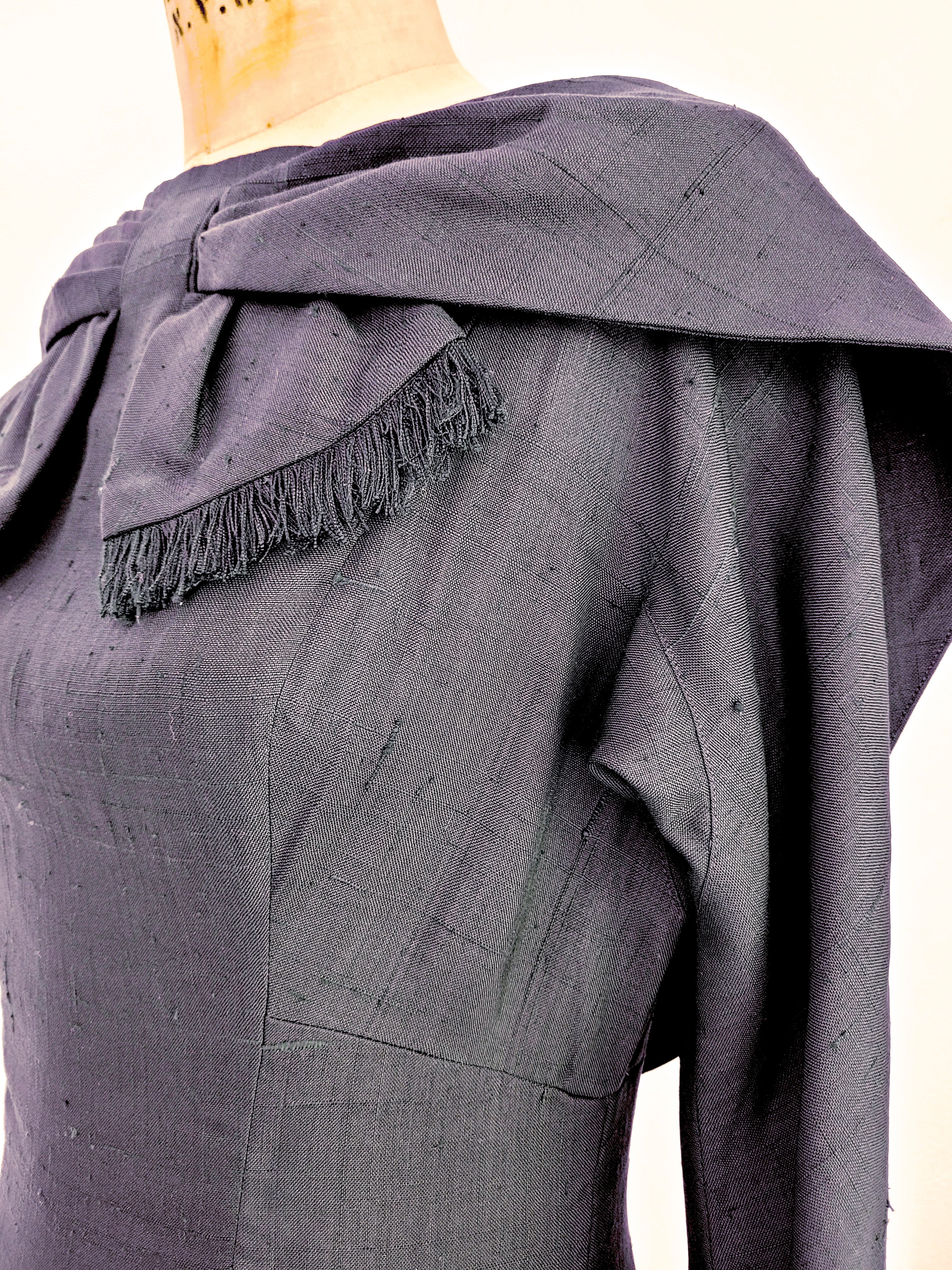 50s/60s Vintage Wiggle Dress Dramatic Collar Dolman Sleeve - Image 5