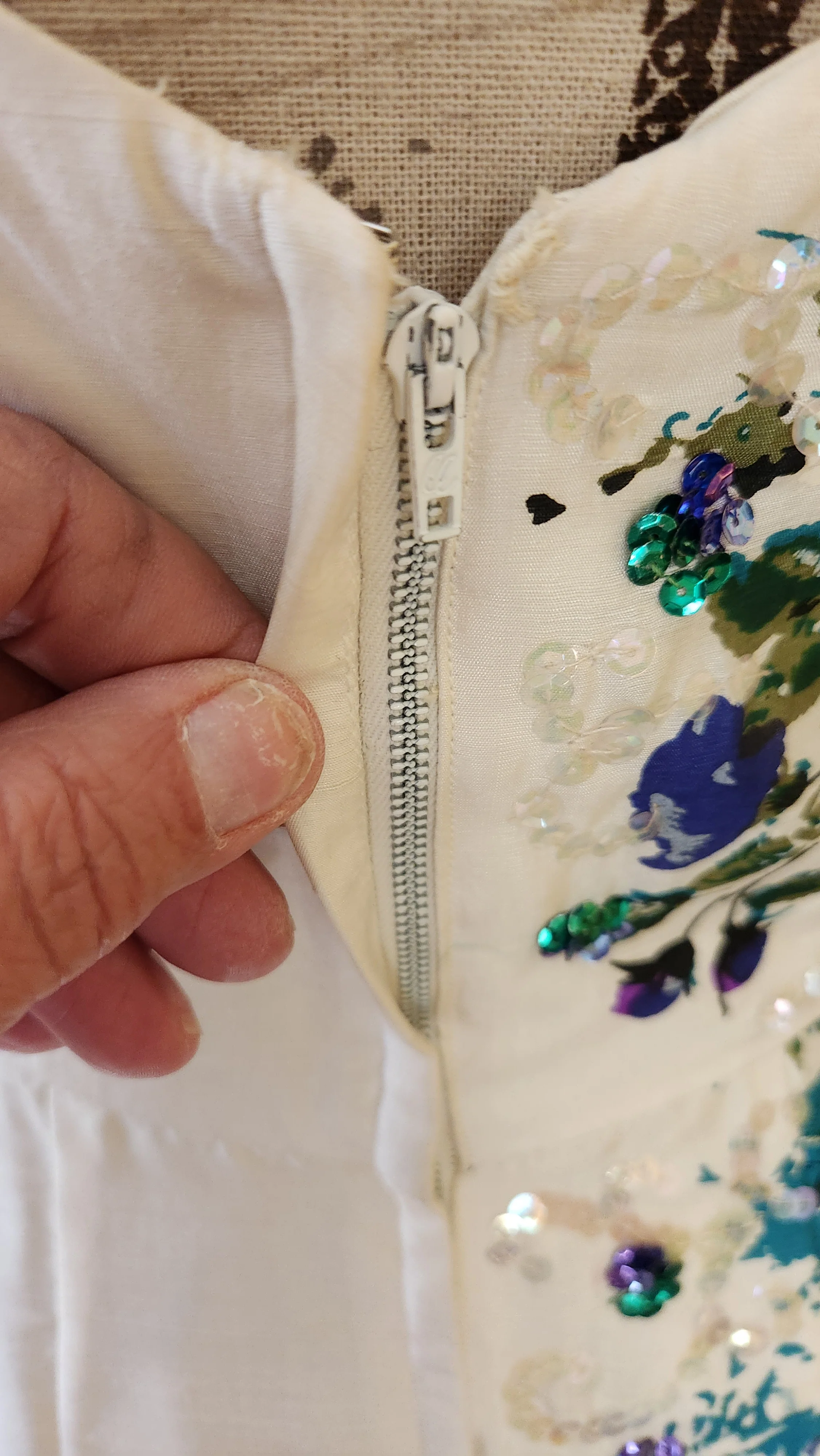 50s/60s White Silk With Sequin Floral Wiggle Dress - Image 10