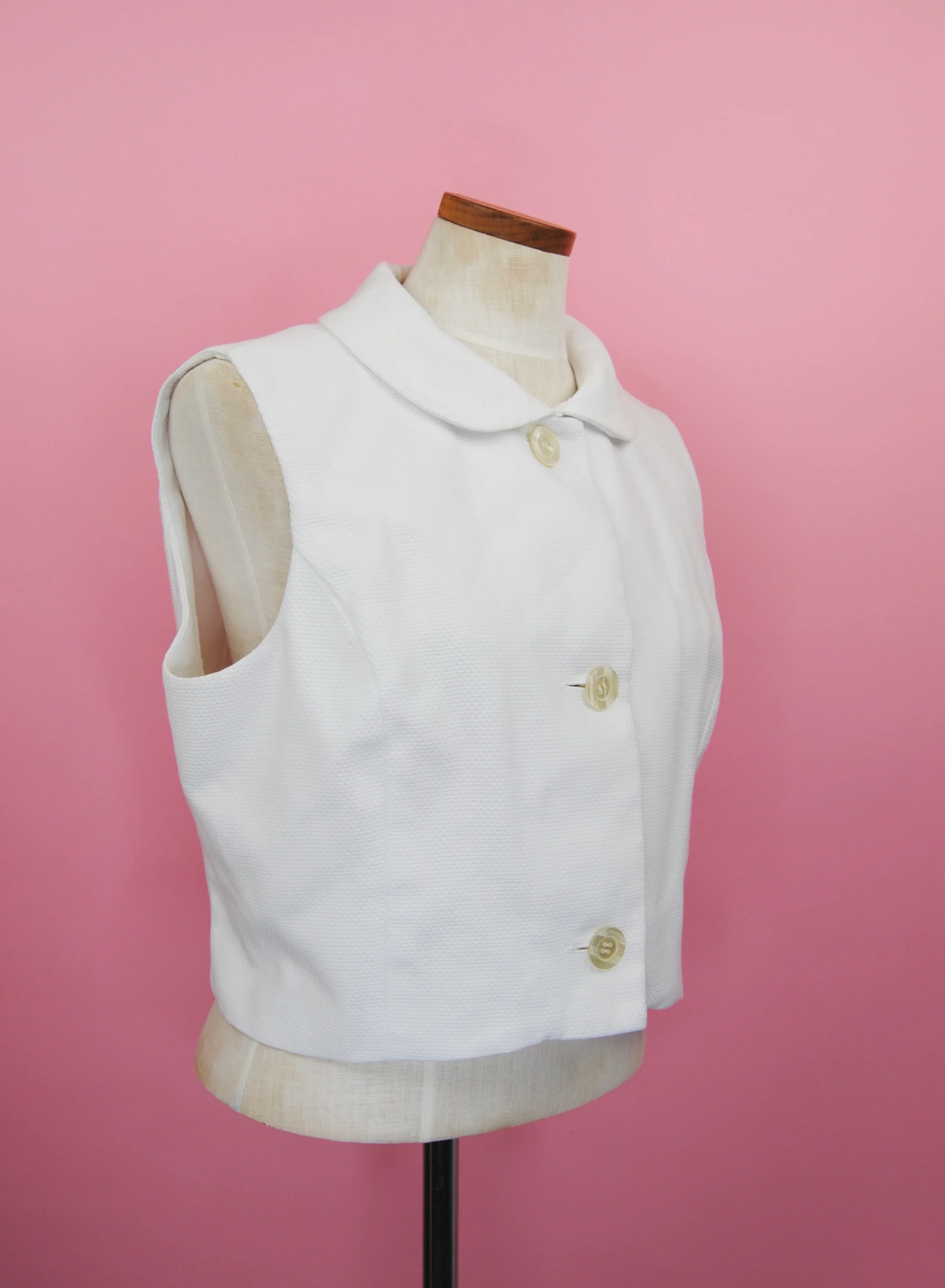 50s/60s White Sleeveless Peter Pan Collar Button Up Blouse - Image 9