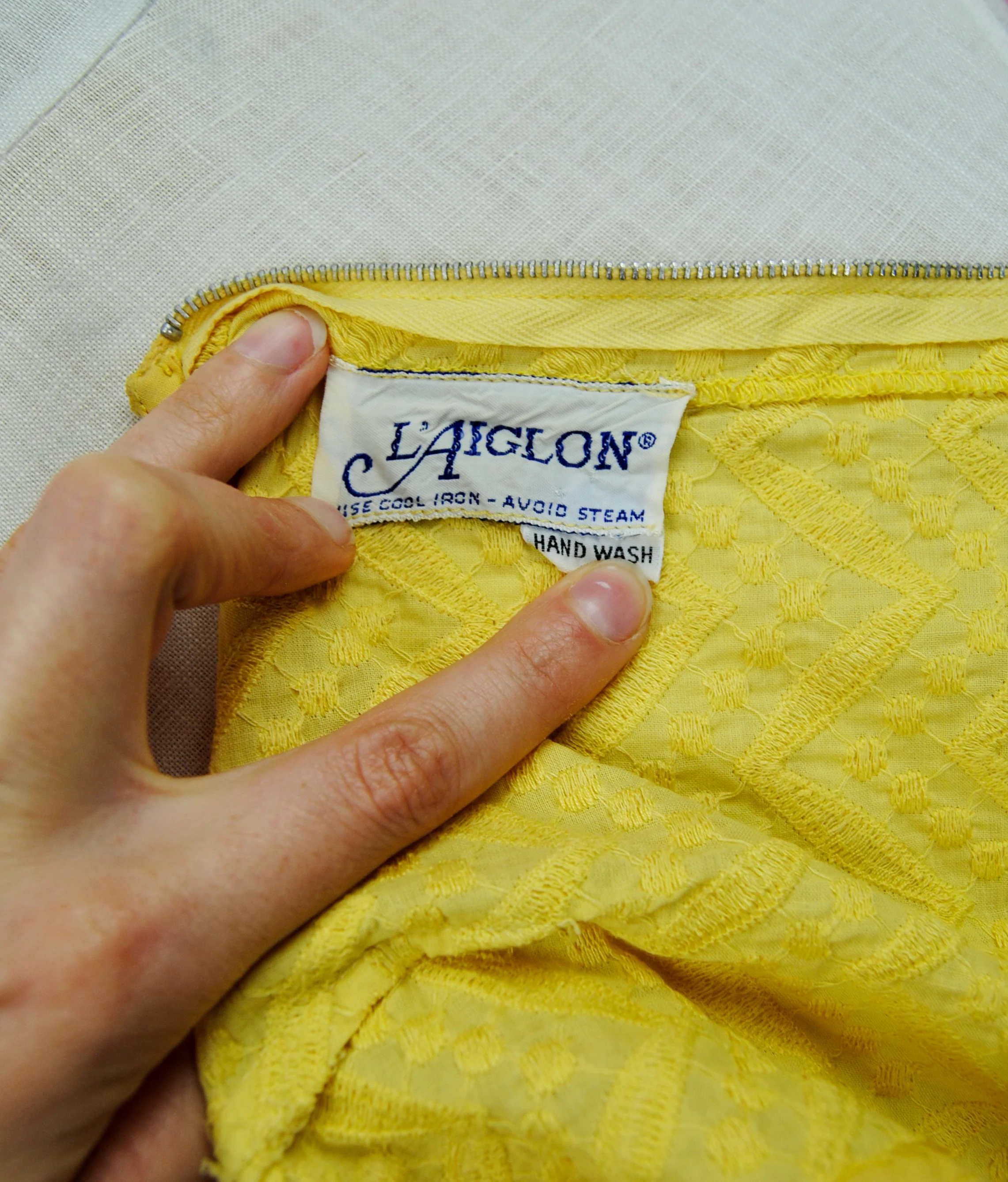 50s/60s Yellow Sleeveless Mod Blouse With Sawtooth Hem By L'aiglon - Image 11