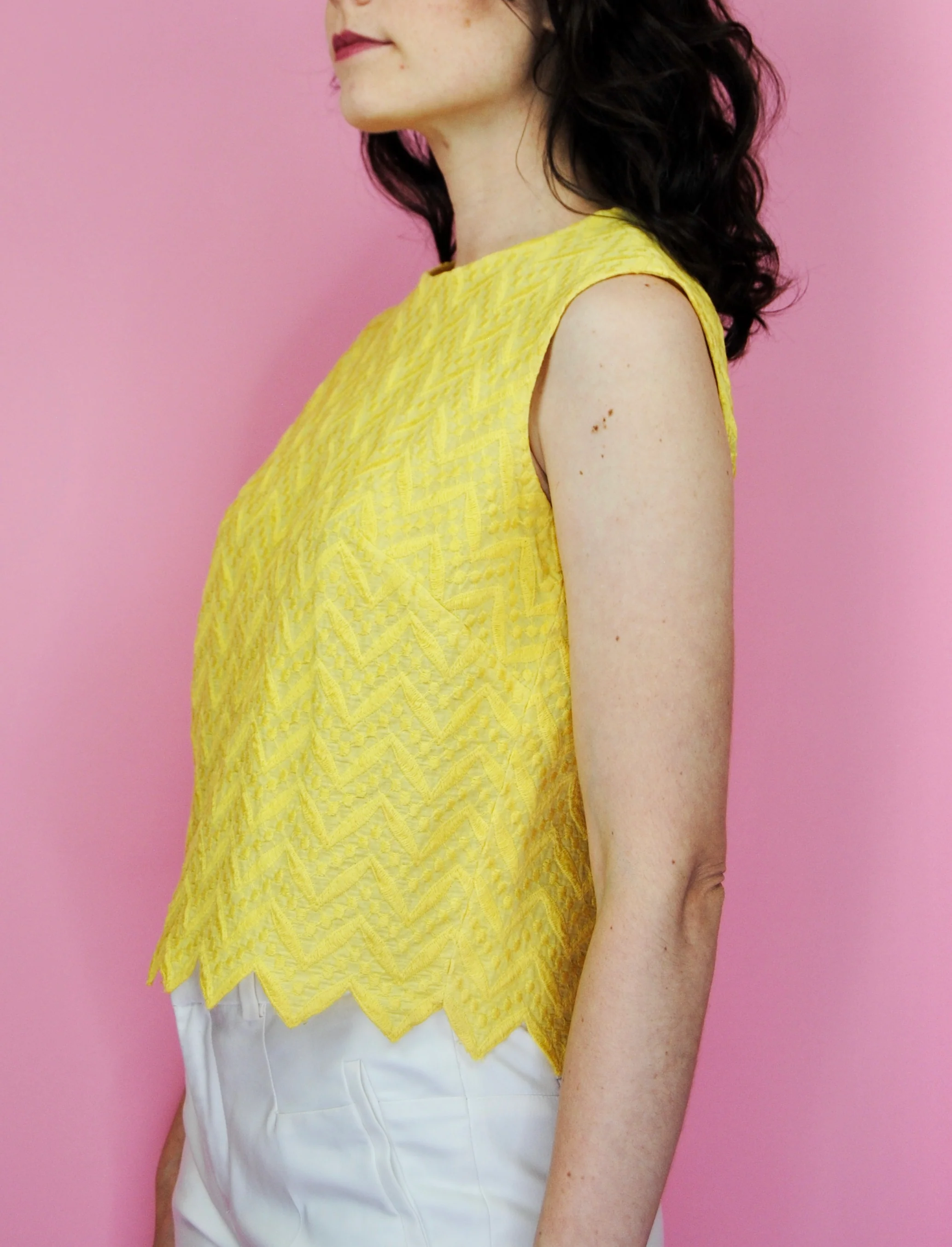 50s/60s Yellow Sleeveless Mod Blouse With Sawtooth Hem By L'aiglon - Image 5