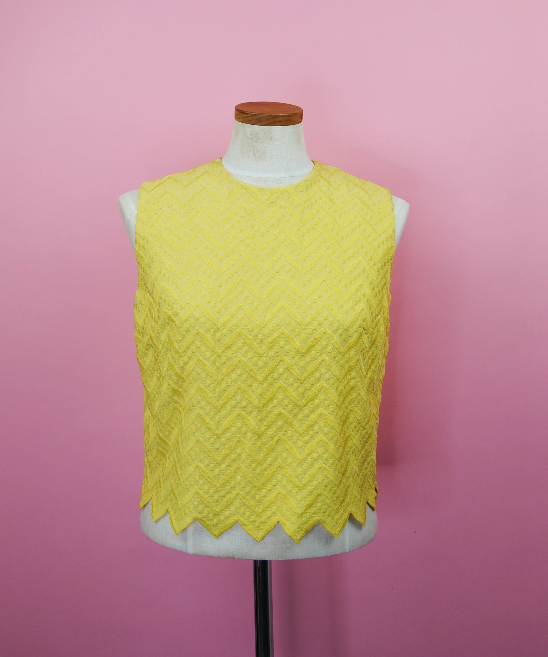 50s/60s Yellow Sleeveless Mod Blouse With Sawtooth Hem By L'aiglon - Image 7
